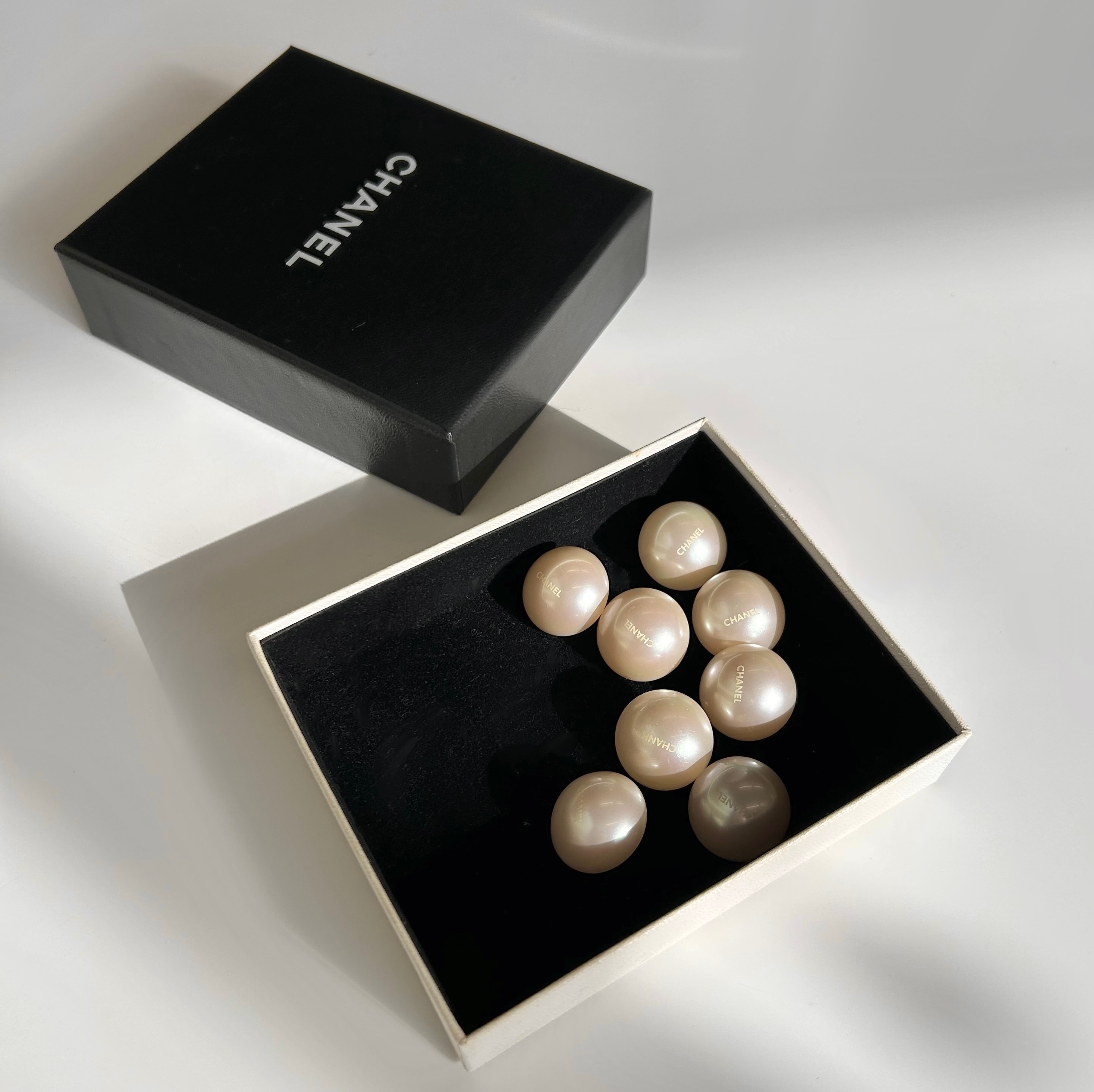 CHANEL button no.81