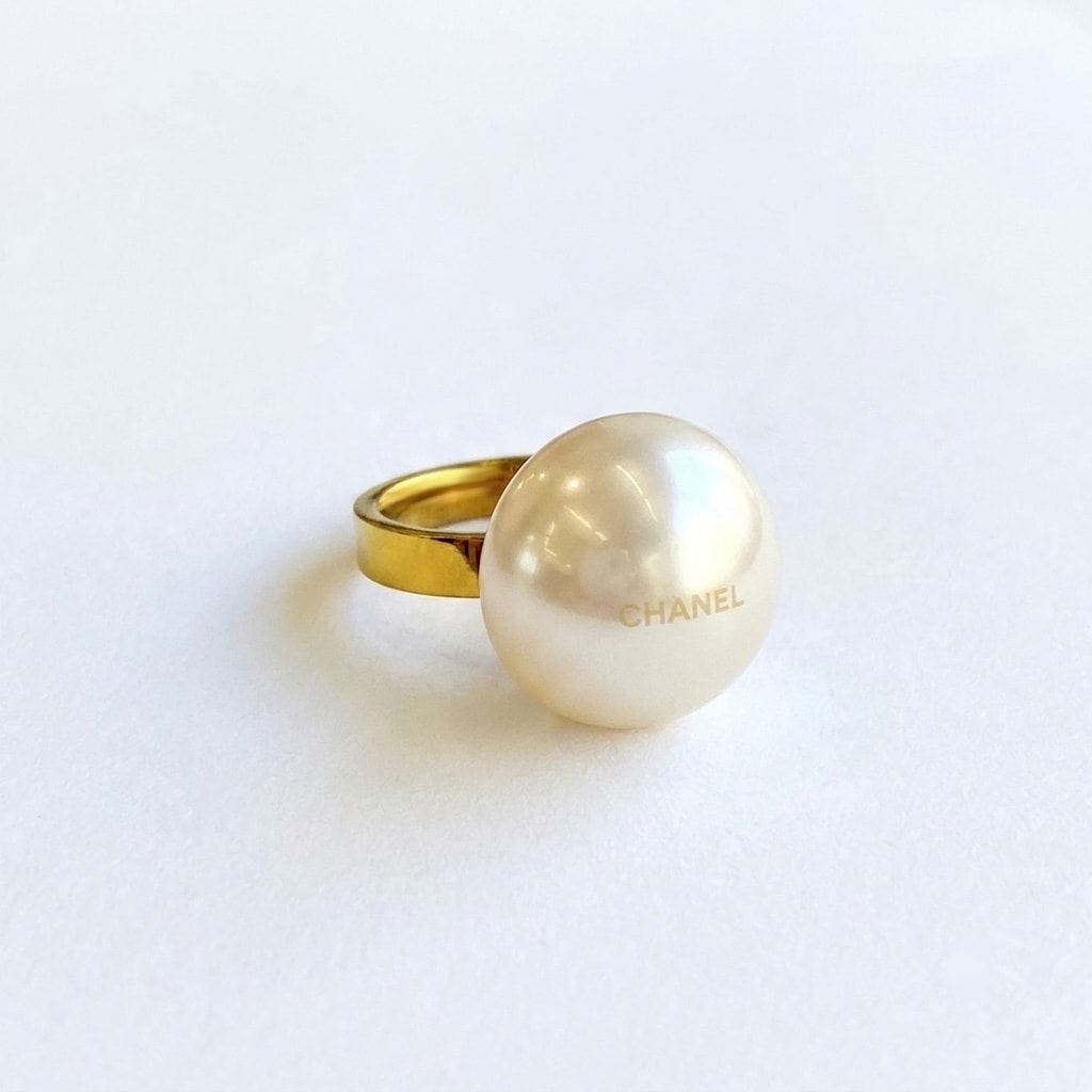 CHANEL button no.81