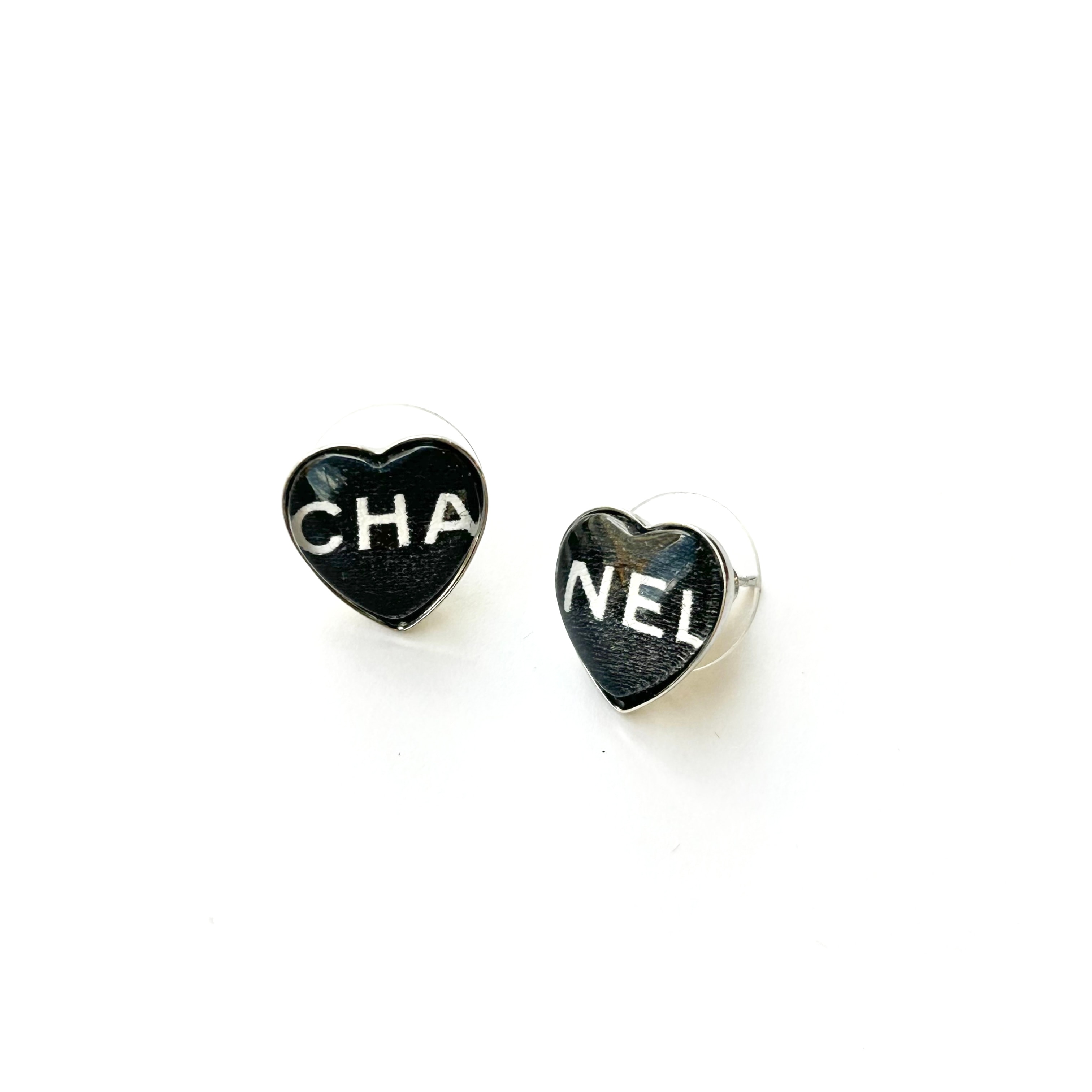CHA-NEL Typo duo heart earring