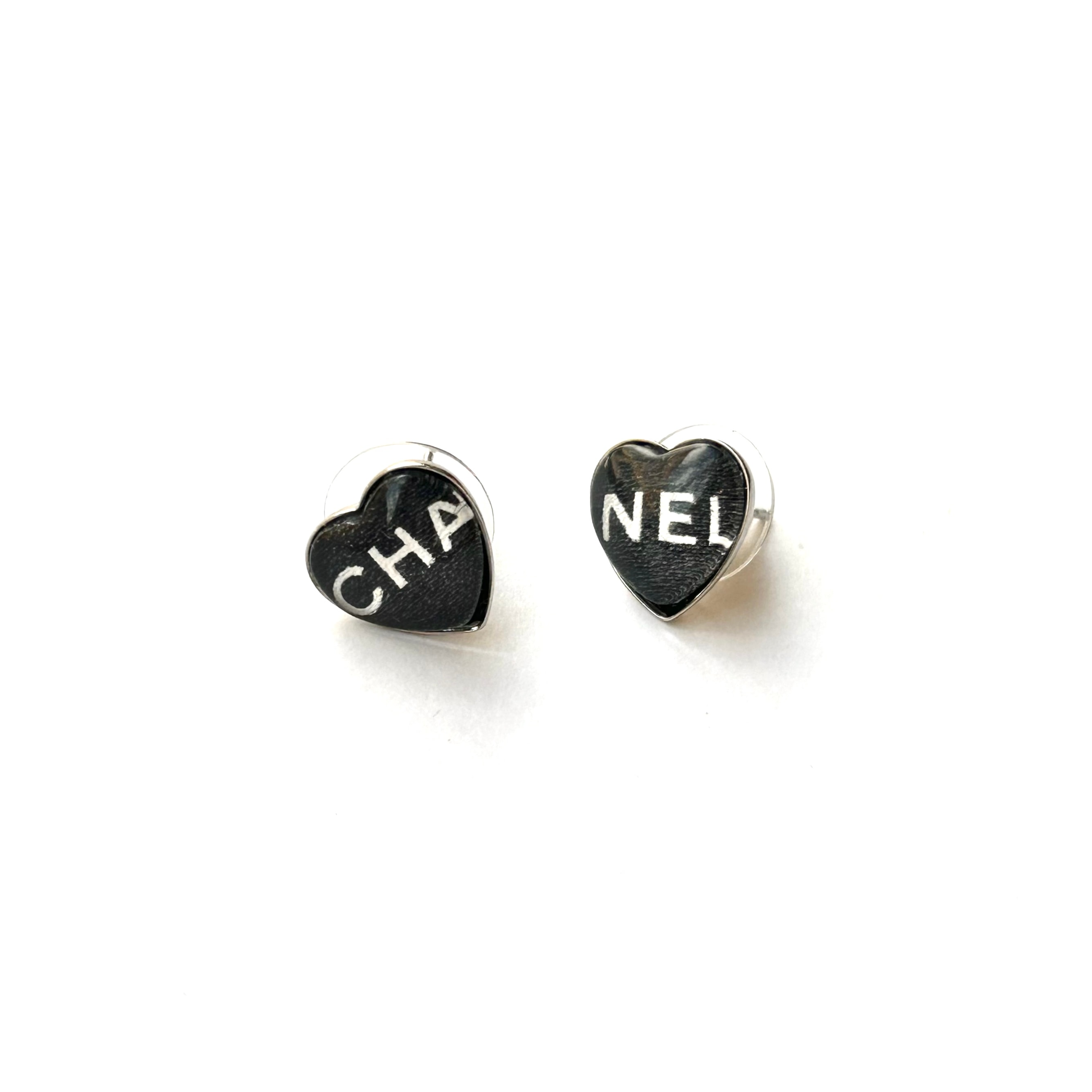 CHA-NEL Typo duo heart earring