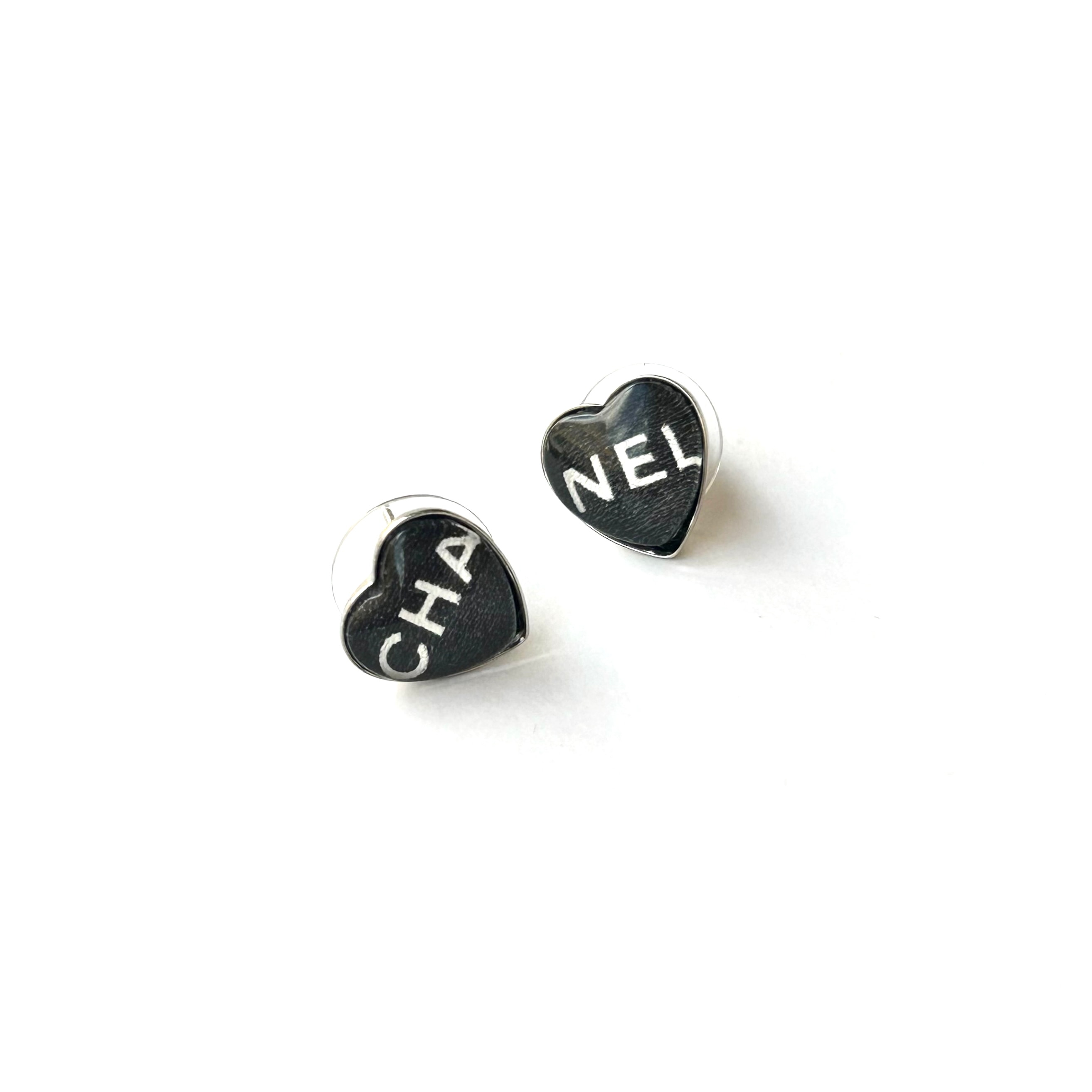 CHA-NEL Typo duo heart earring