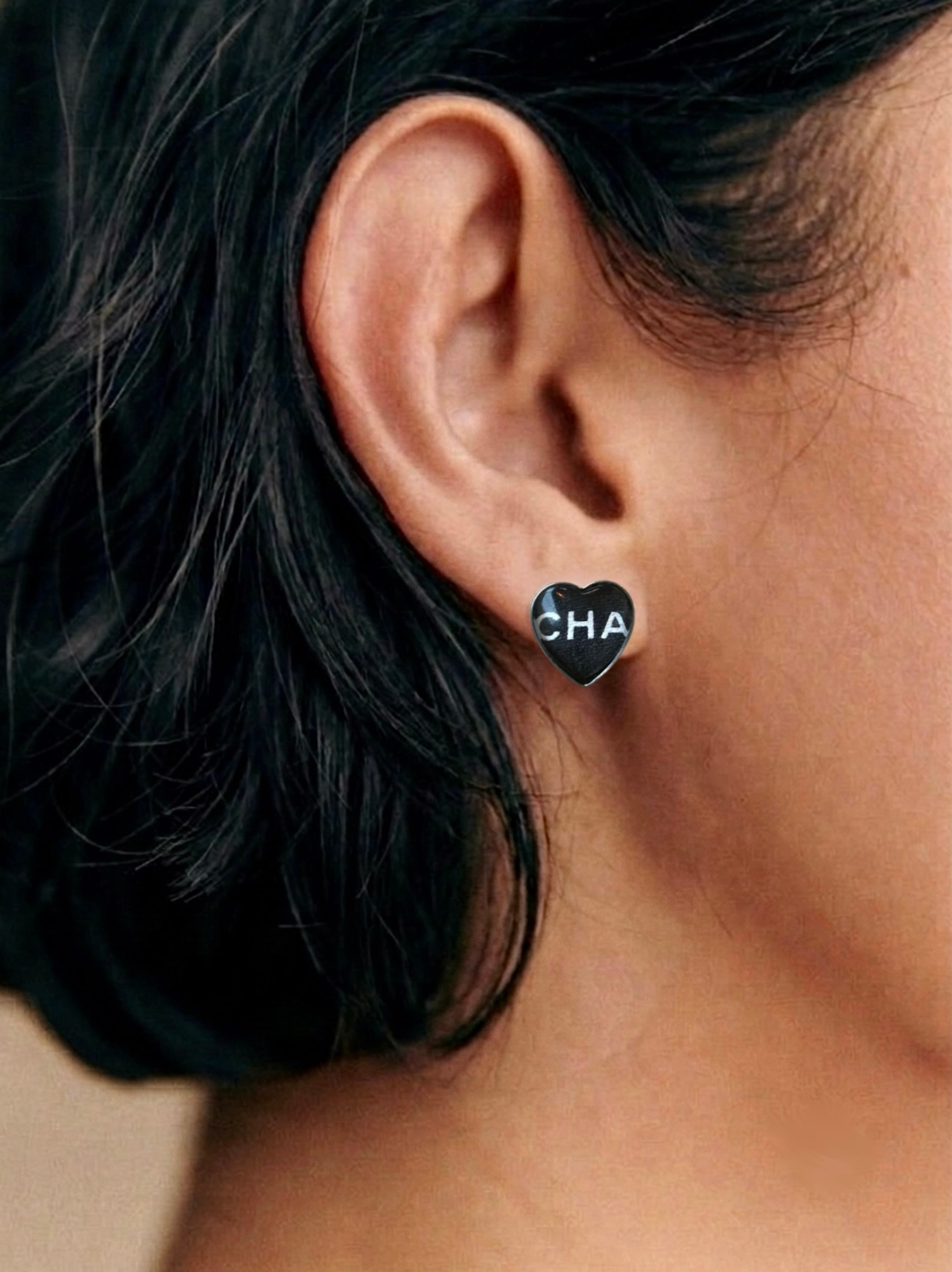 CHA-NEL Typo duo heart earring