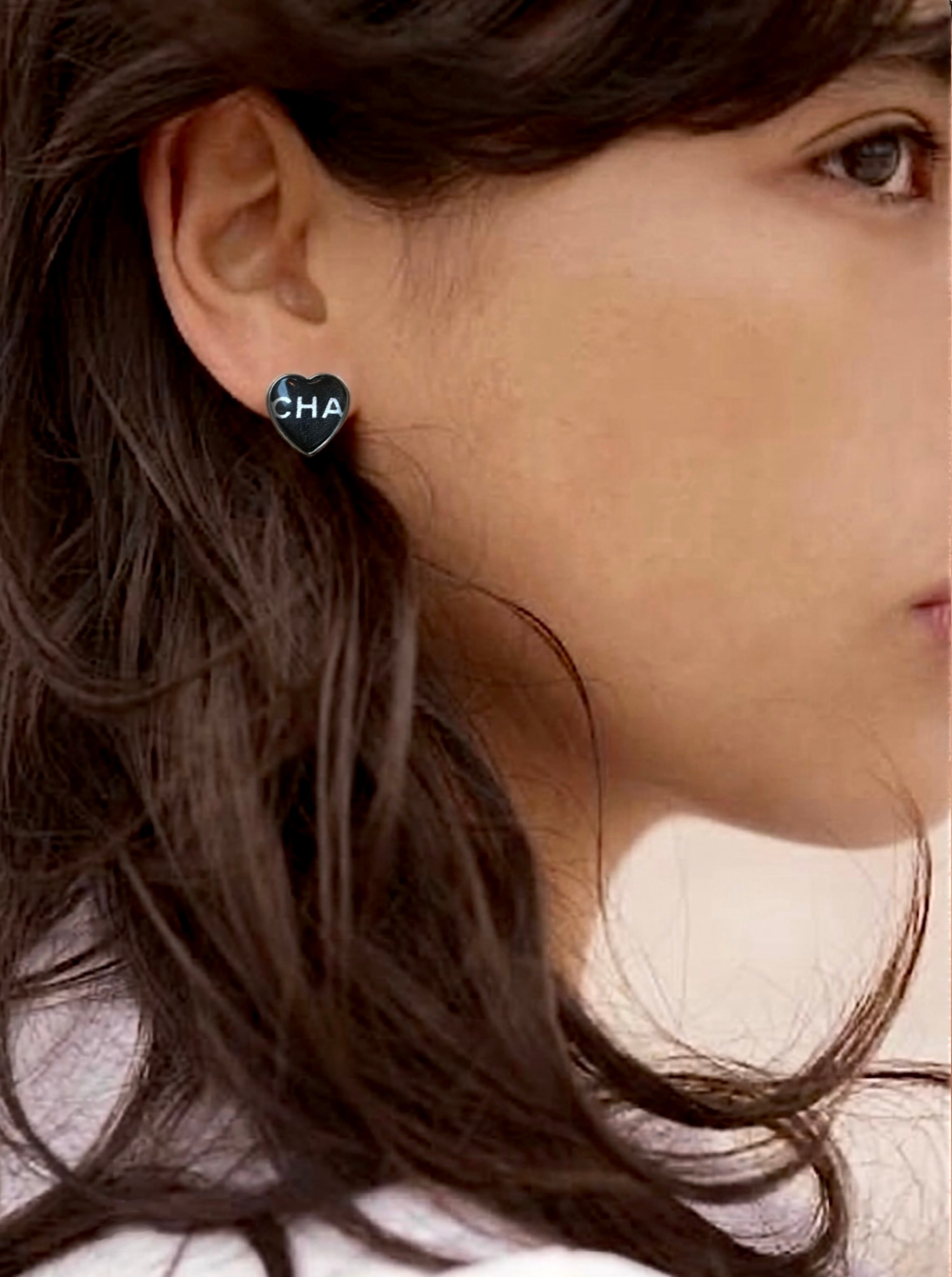 CHA-NEL Typo duo heart earring