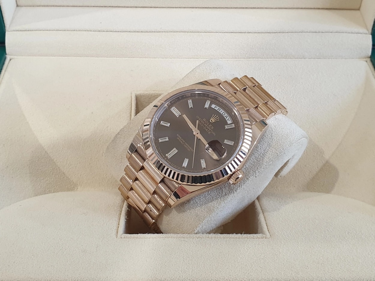 Rolex® Day-Date 40 (40mm | 초콜릿 다이얼 | 다이아몬드 세팅 인덱스 | 프레지던트 브레이슬릿)