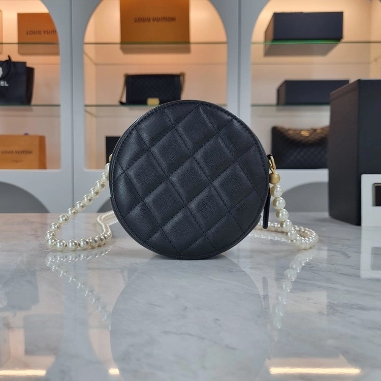 샤넬 | Chanel Pearl Round Clutch