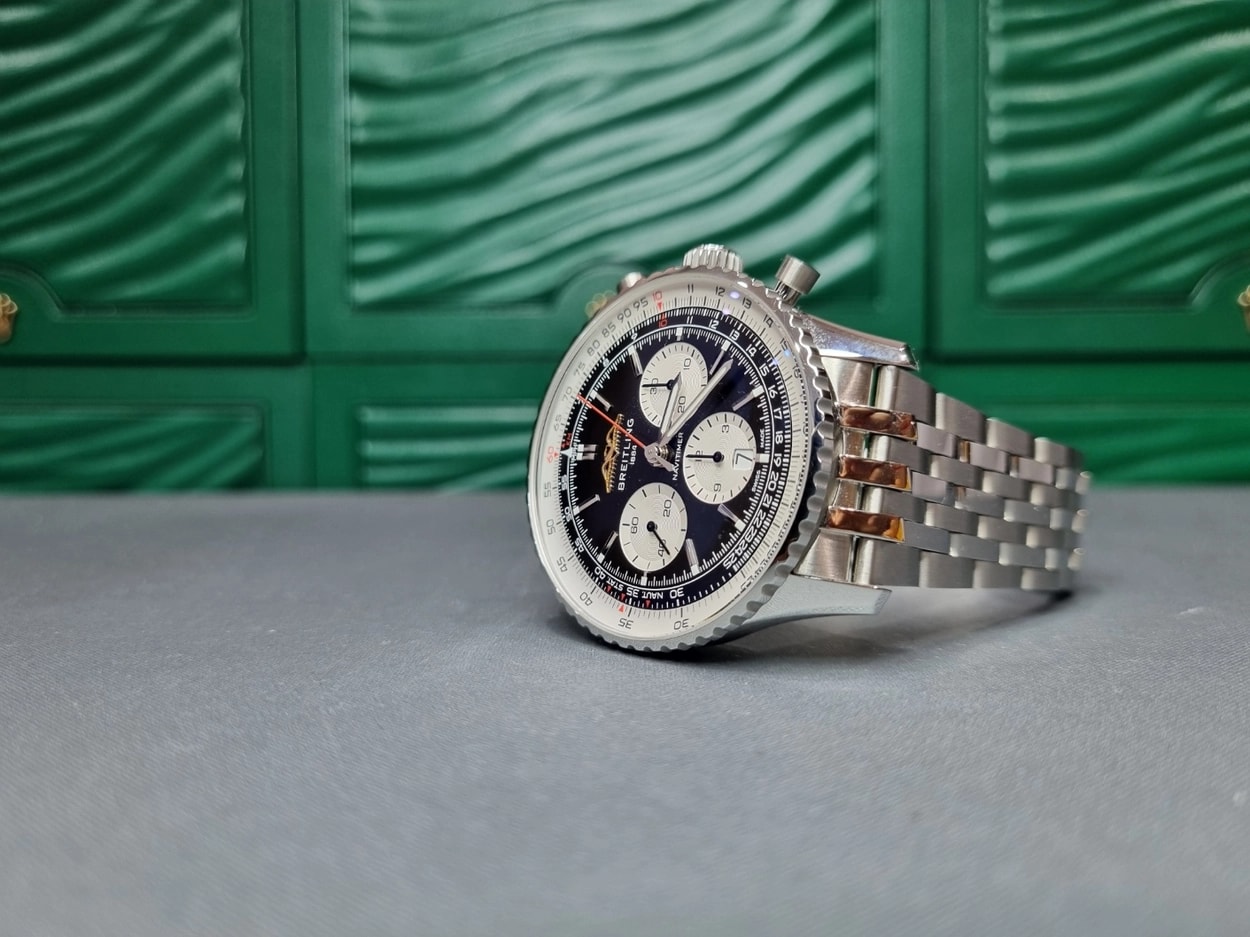 Breitling 네비타이머 크로노그래프 43 (스틸 | 블랙 다이얼 | 메탈 브레이슬릿)