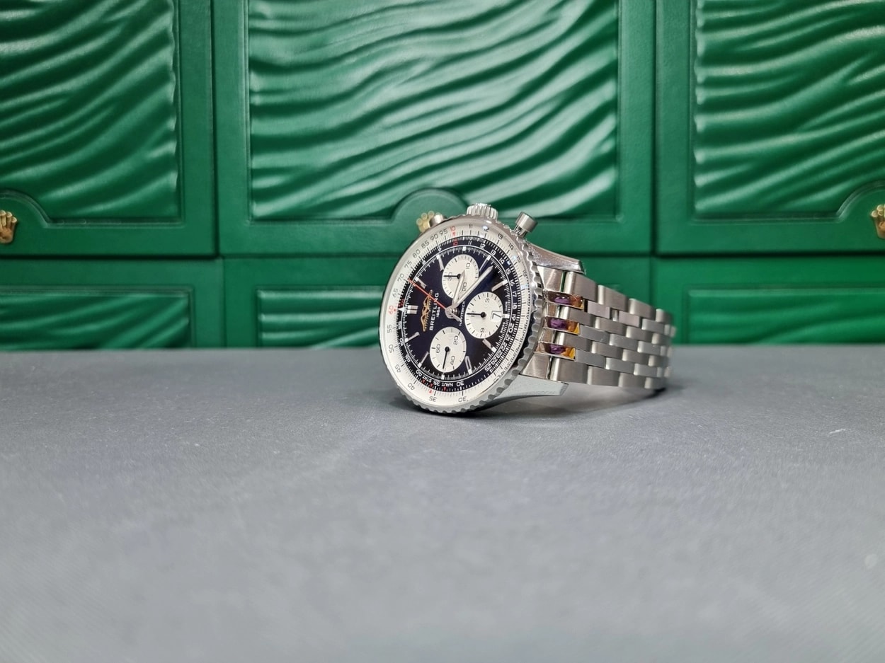 Breitling 네비타이머 크로노그래프 43 (스틸 | 블랙 다이얼 | 메탈 브레이슬릿)