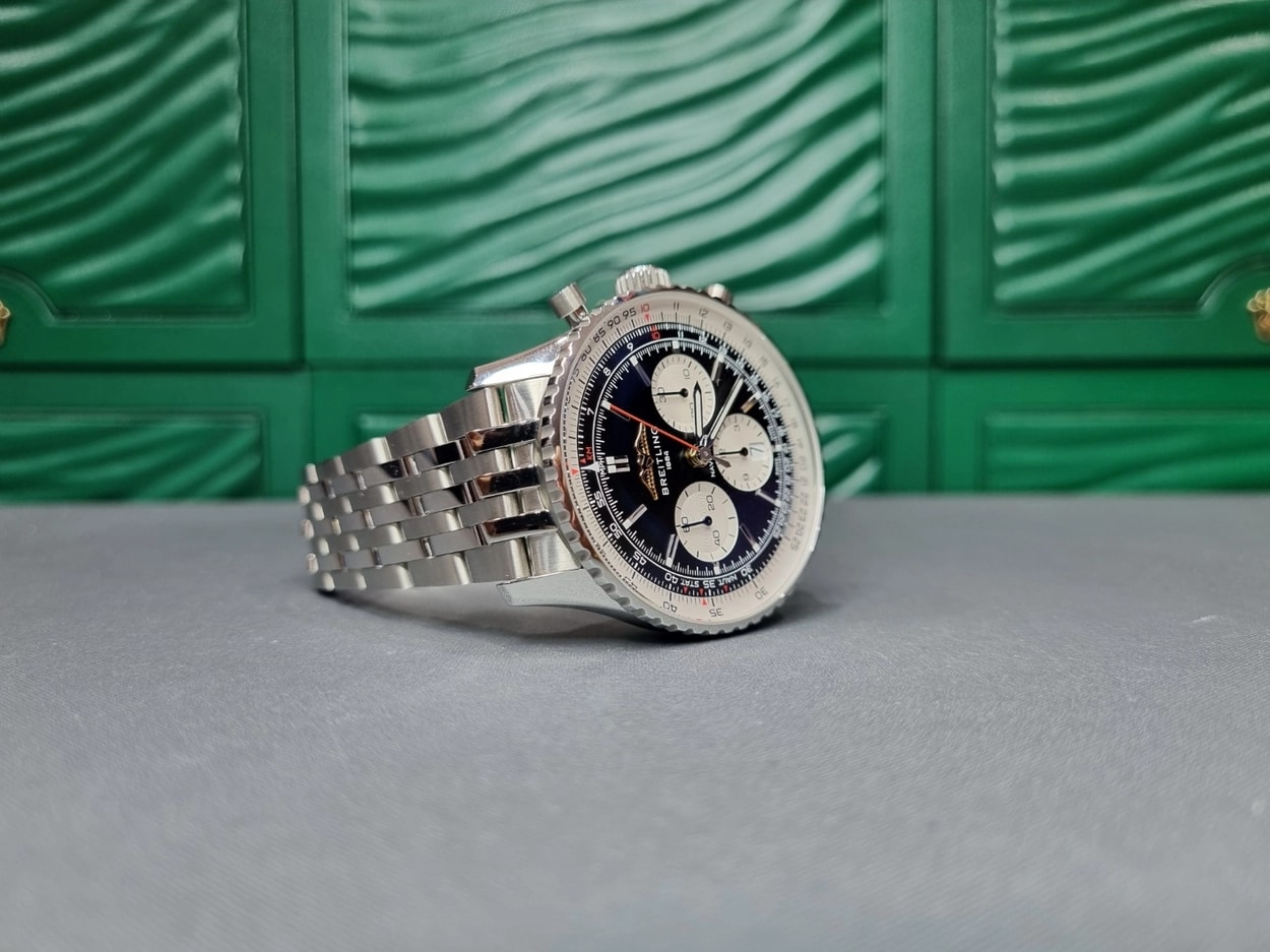Breitling 네비타이머 크로노그래프 43 (스틸 | 블랙 다이얼 | 메탈 브레이슬릿)