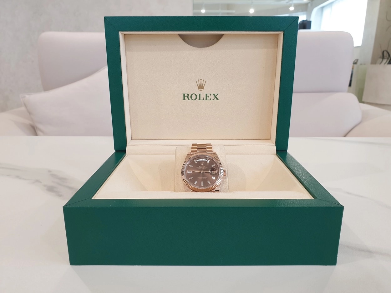 Rolex® Day-Date 40 (40mm | 초콜릿 다이얼 | 다이아몬드 세팅 인덱스 | 프레지던트 브레이슬릿)