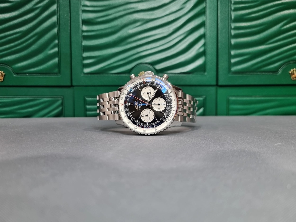 Breitling 네비타이머 크로노그래프 43 (스틸 | 블랙 다이얼 | 메탈 브레이슬릿)