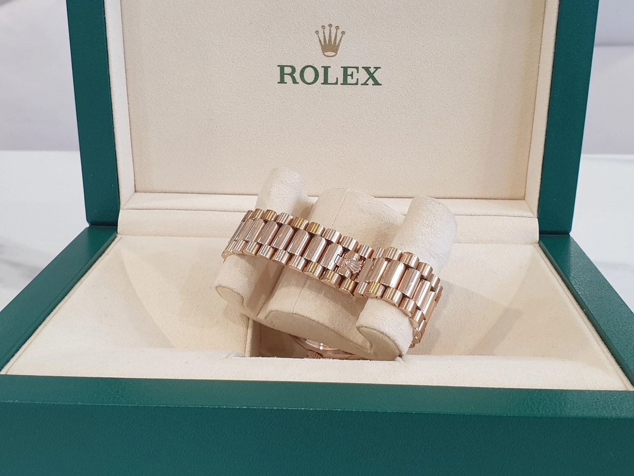 Rolex® Day-Date 40 (40mm | 초콜릿 다이얼 | 다이아몬드 세팅 인덱스 | 프레지던트 브레이슬릿)