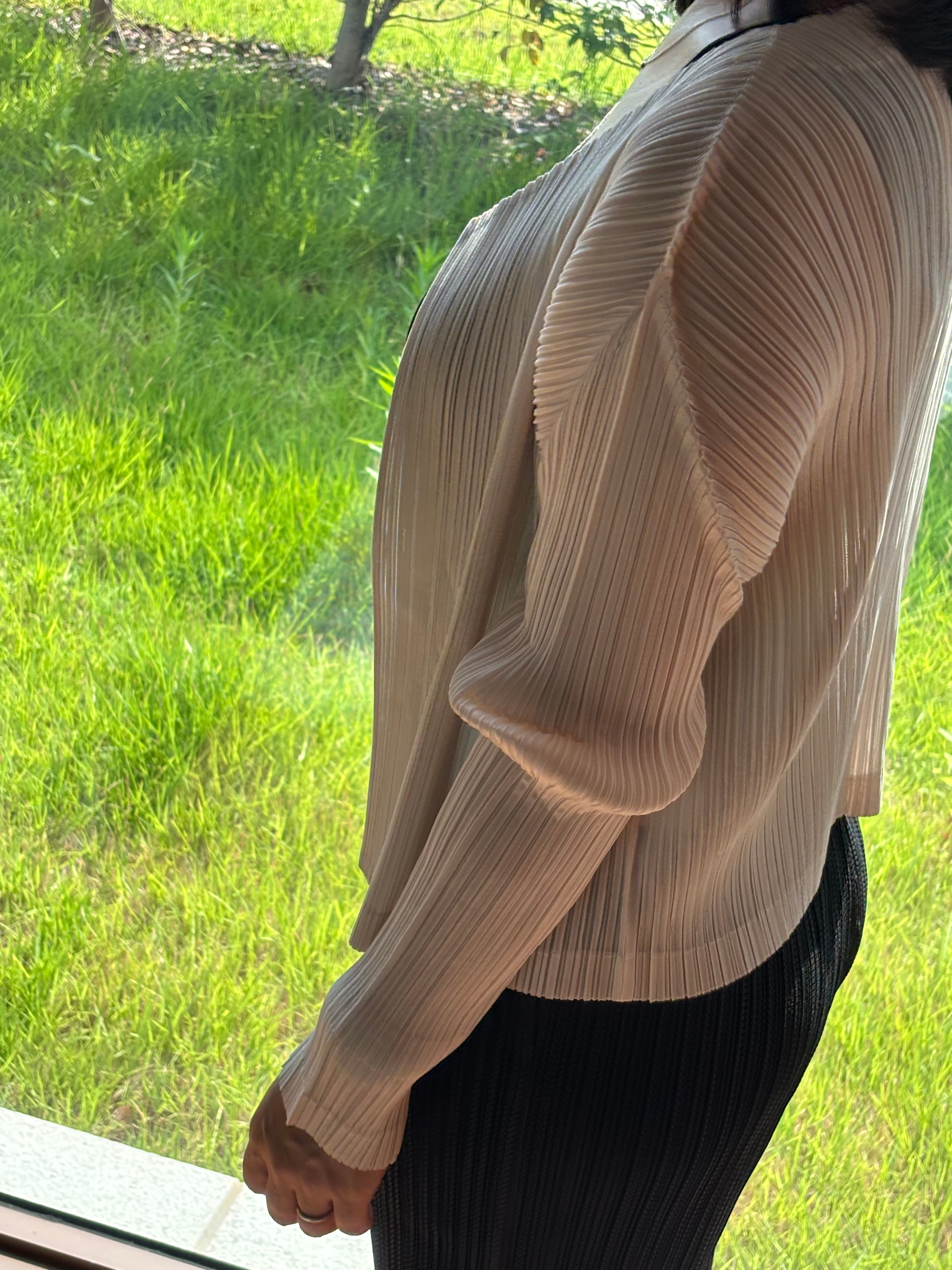 Pleats cream cardigan