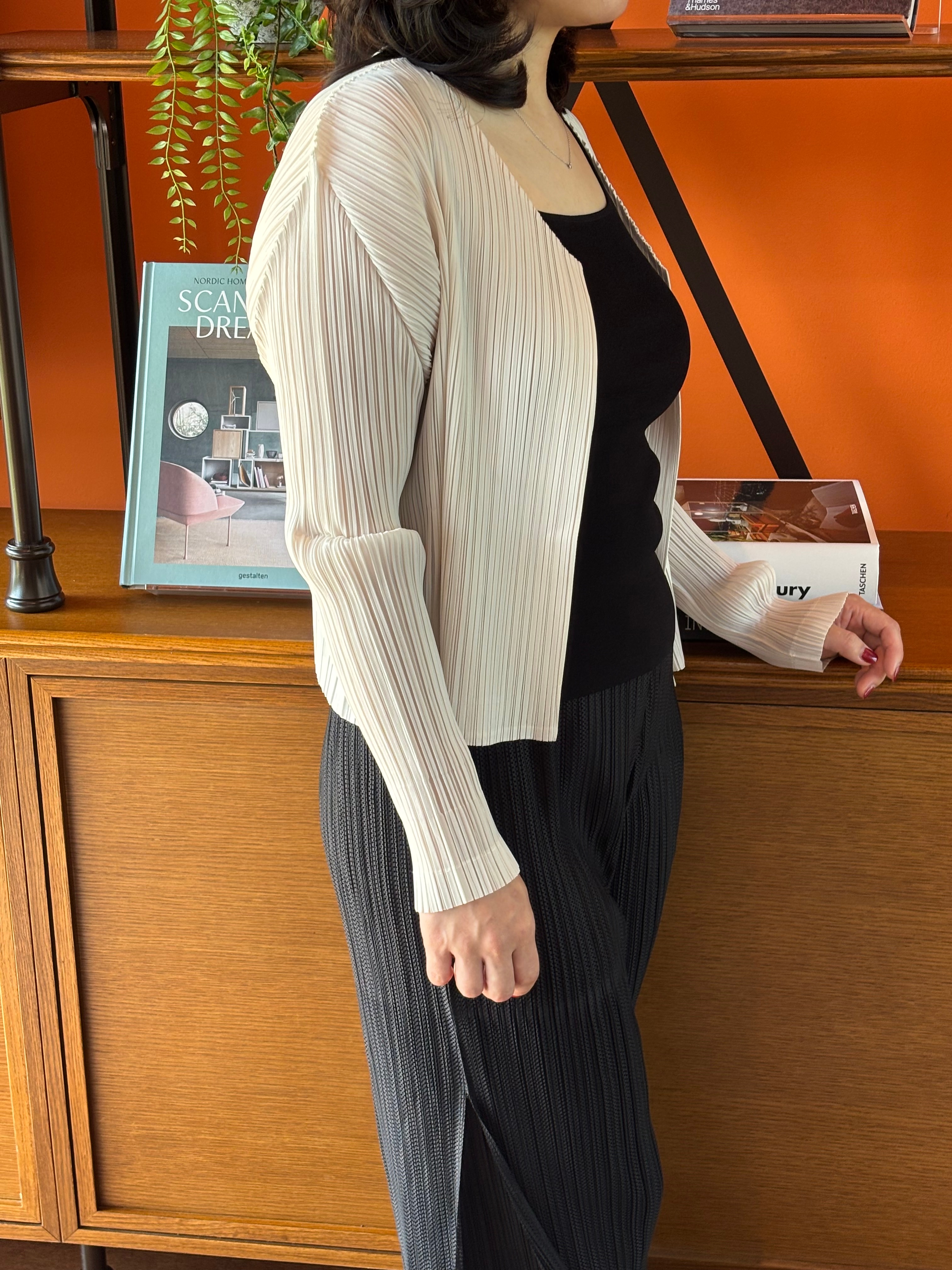Pleats cream cardigan