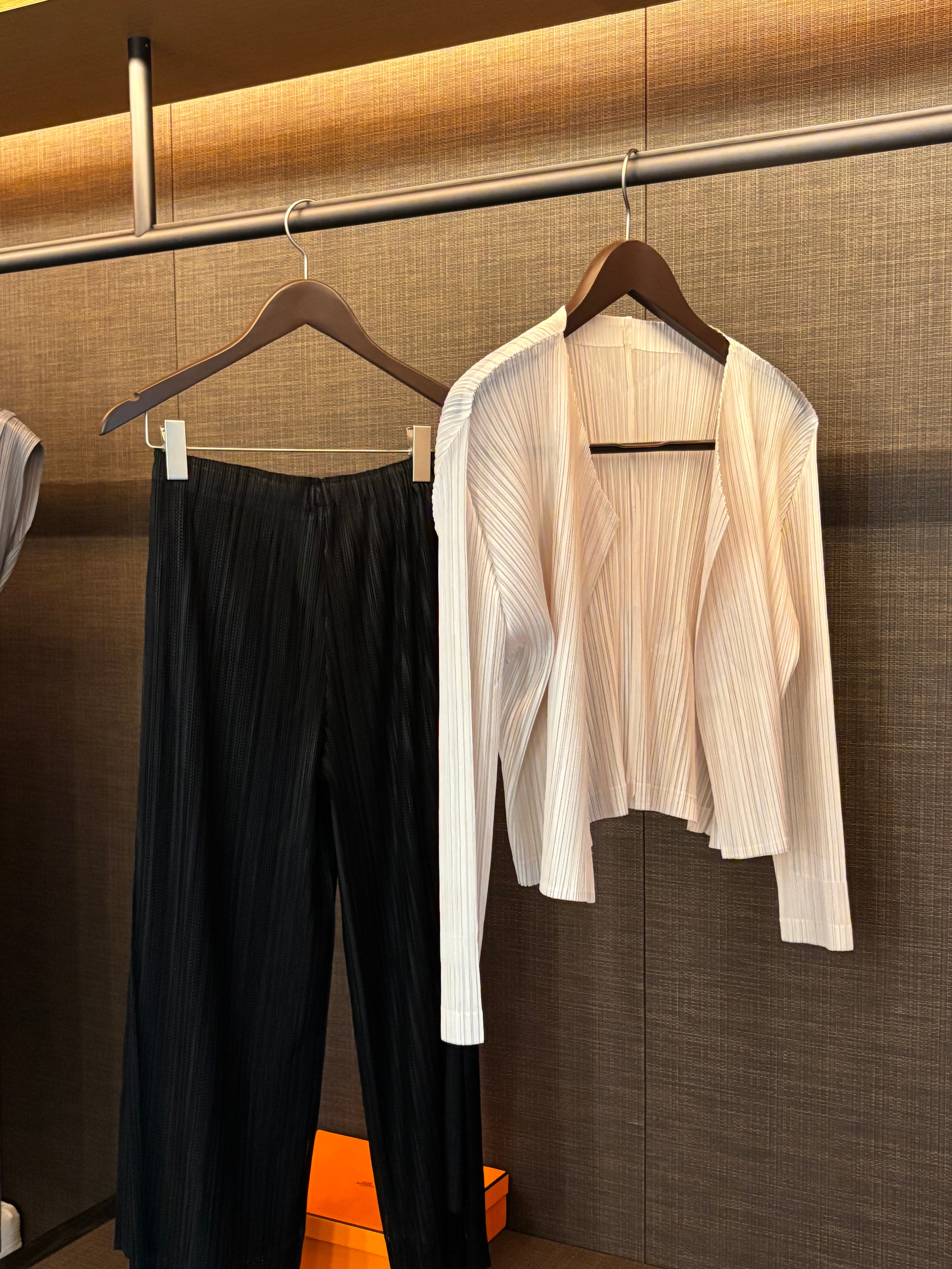 Pleats cream cardigan