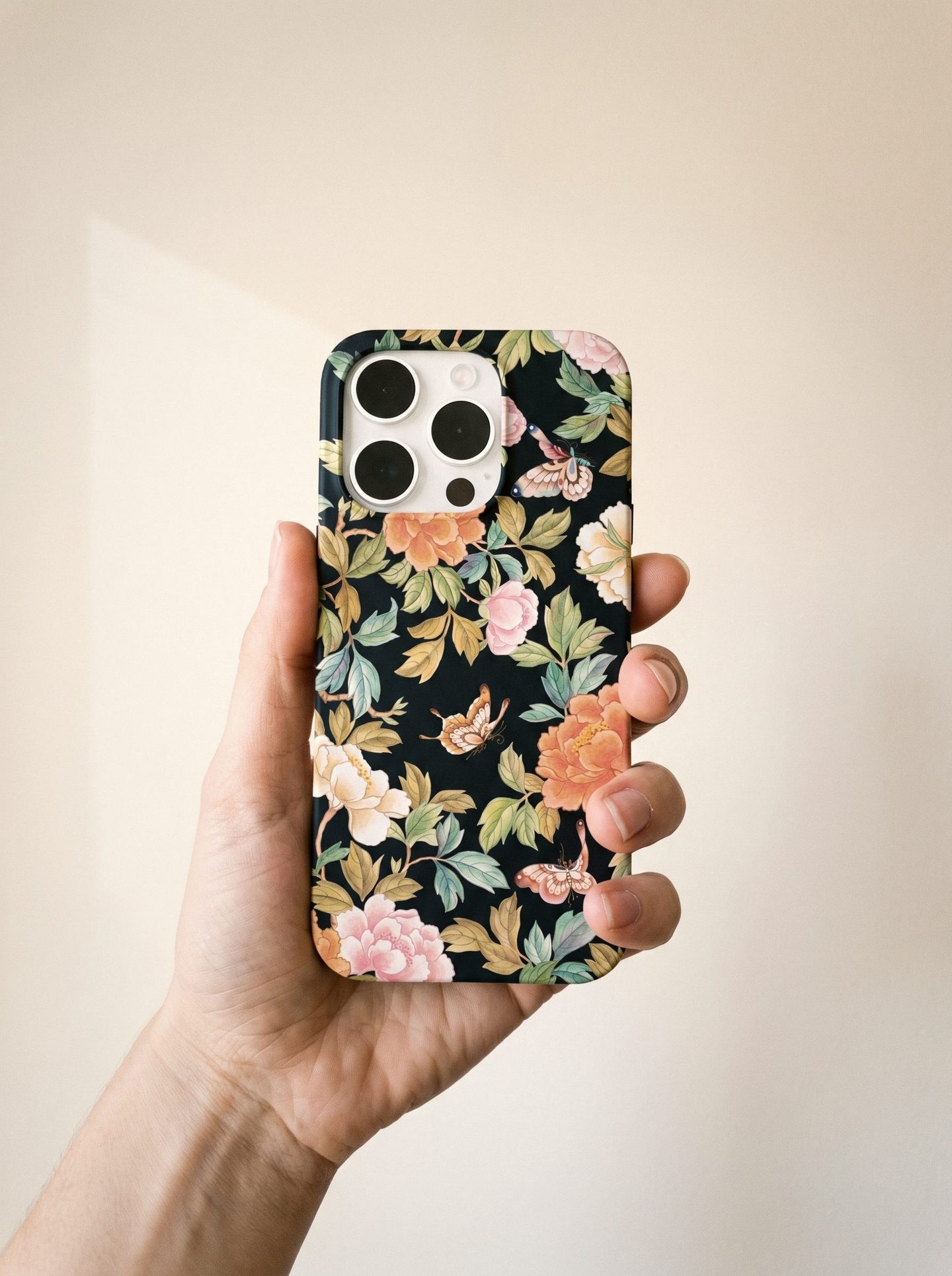 작약 민화 폰케이스 · 먹색 — 손에 쥔 컷