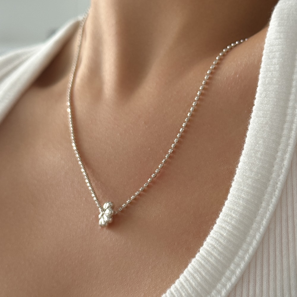clover loop necklace_mvn66