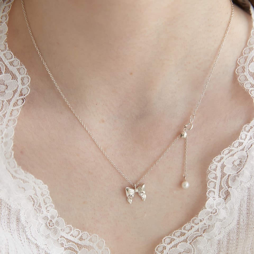 Ribbon pearl drop necklace