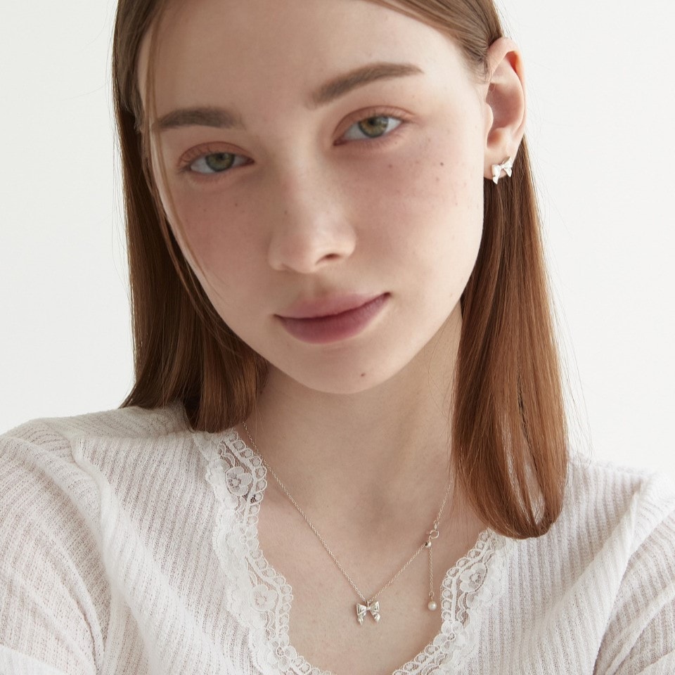 Ribbon pearl drop necklace