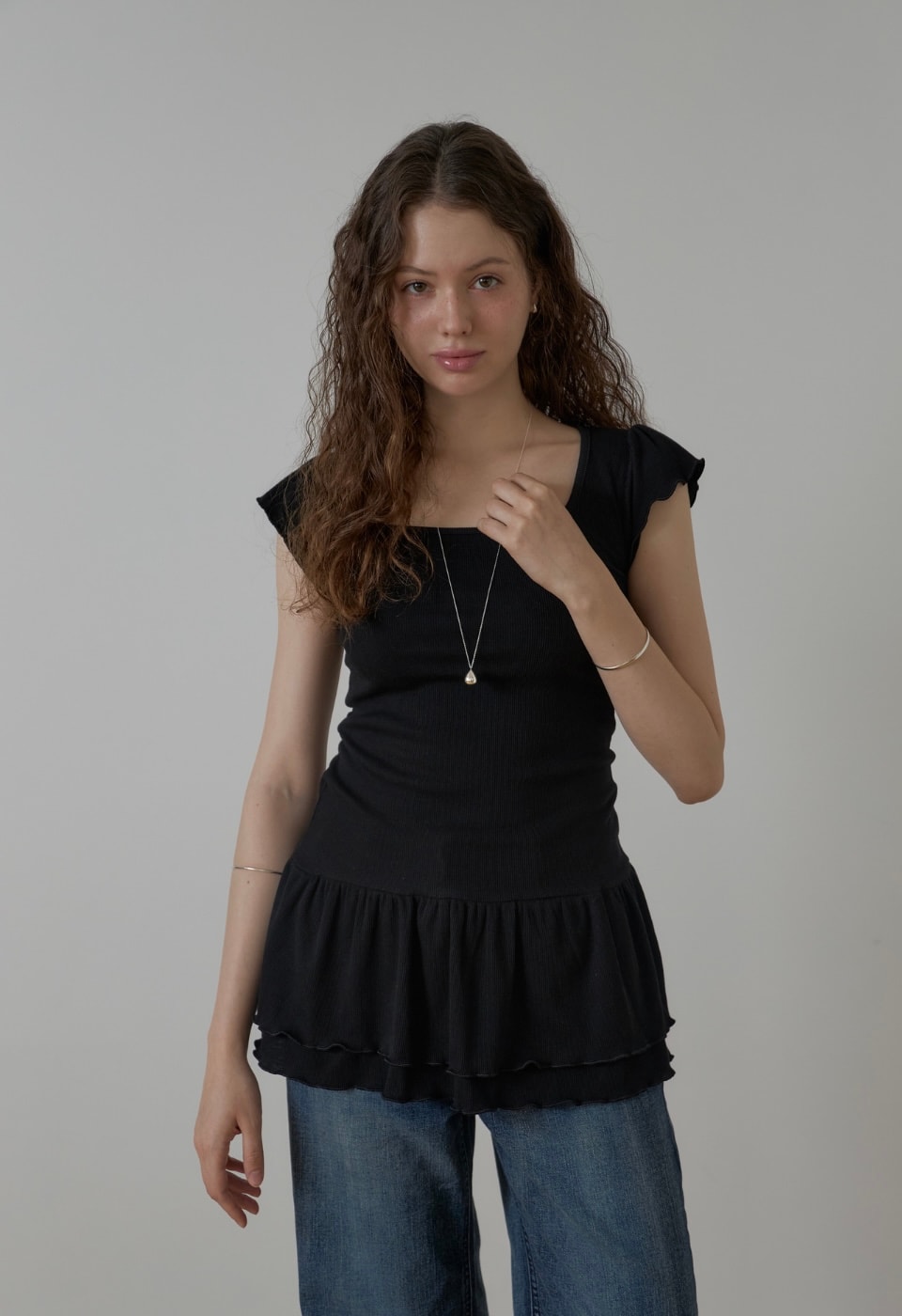 Square neck ruffle tee / Black