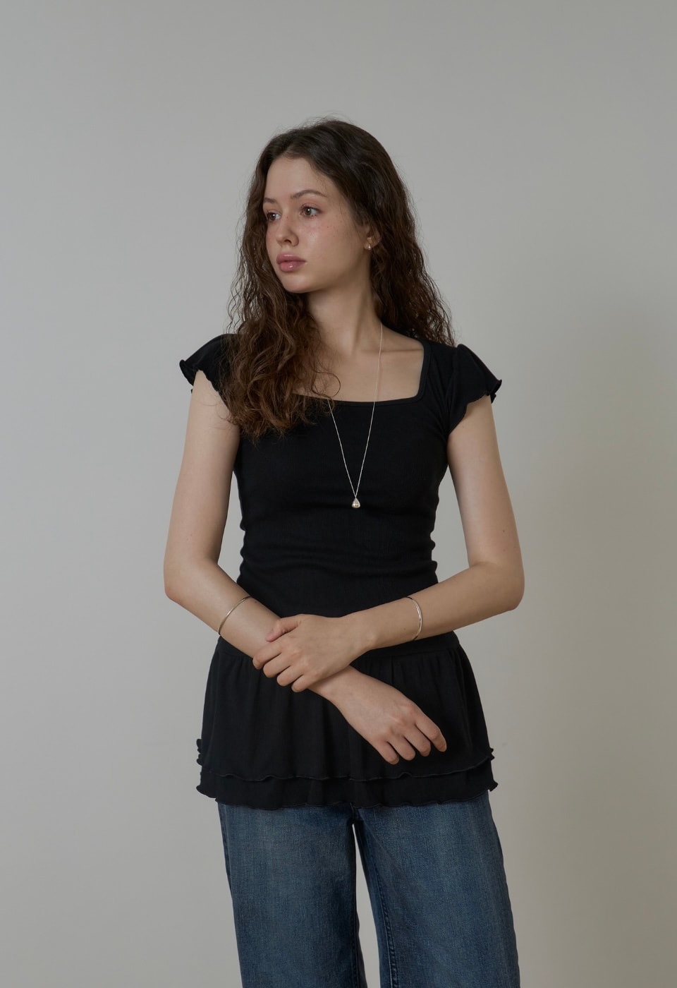 Square neck ruffle tee / Black