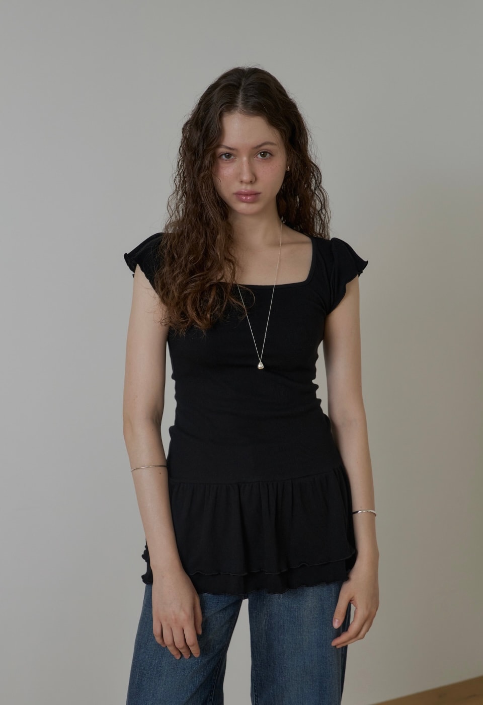 Square neck ruffle tee / Black