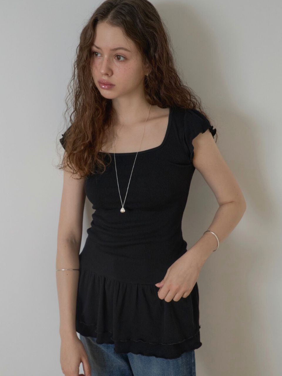 Square neck ruffle tee / Black
