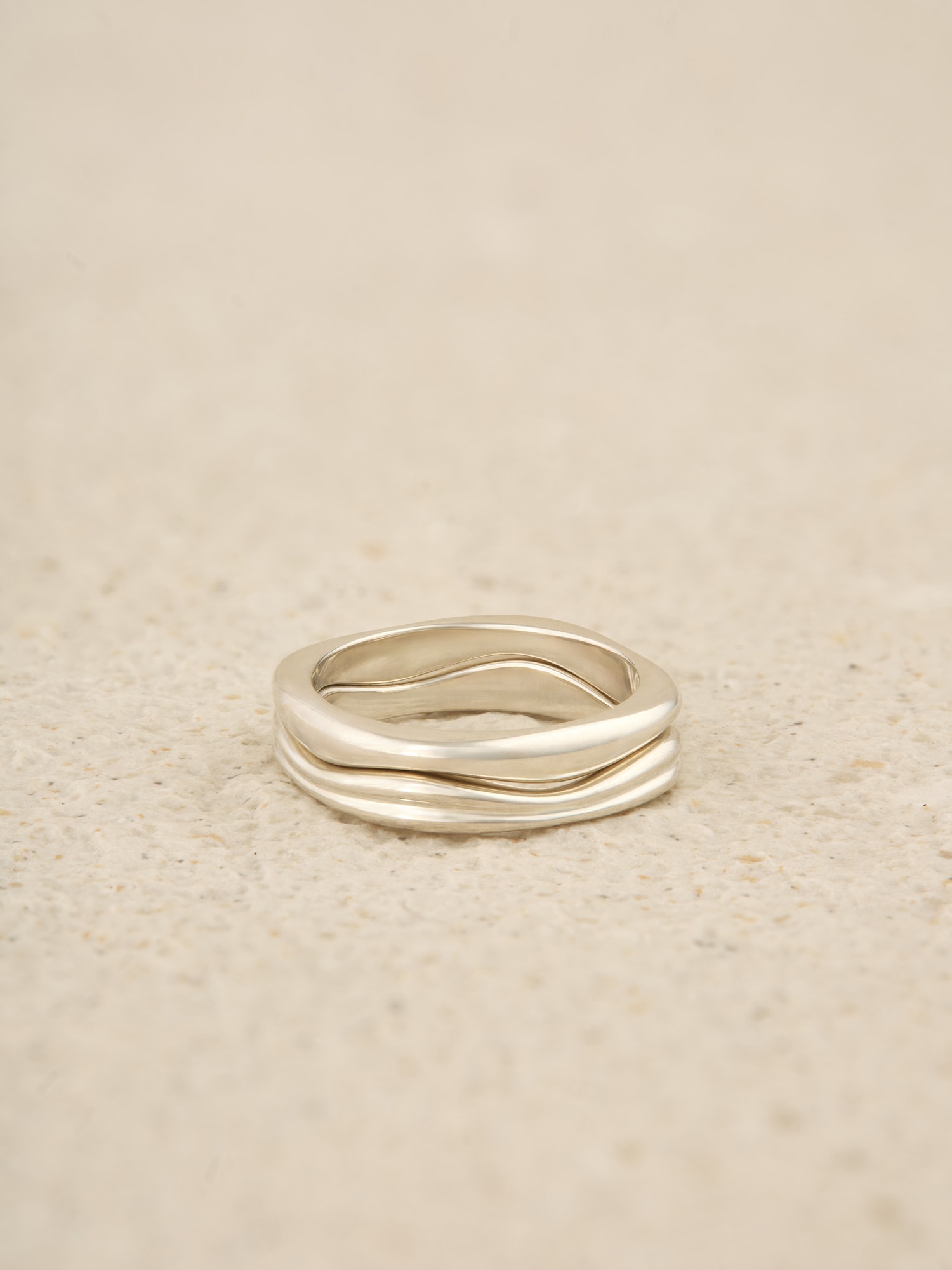 Slim curve ring