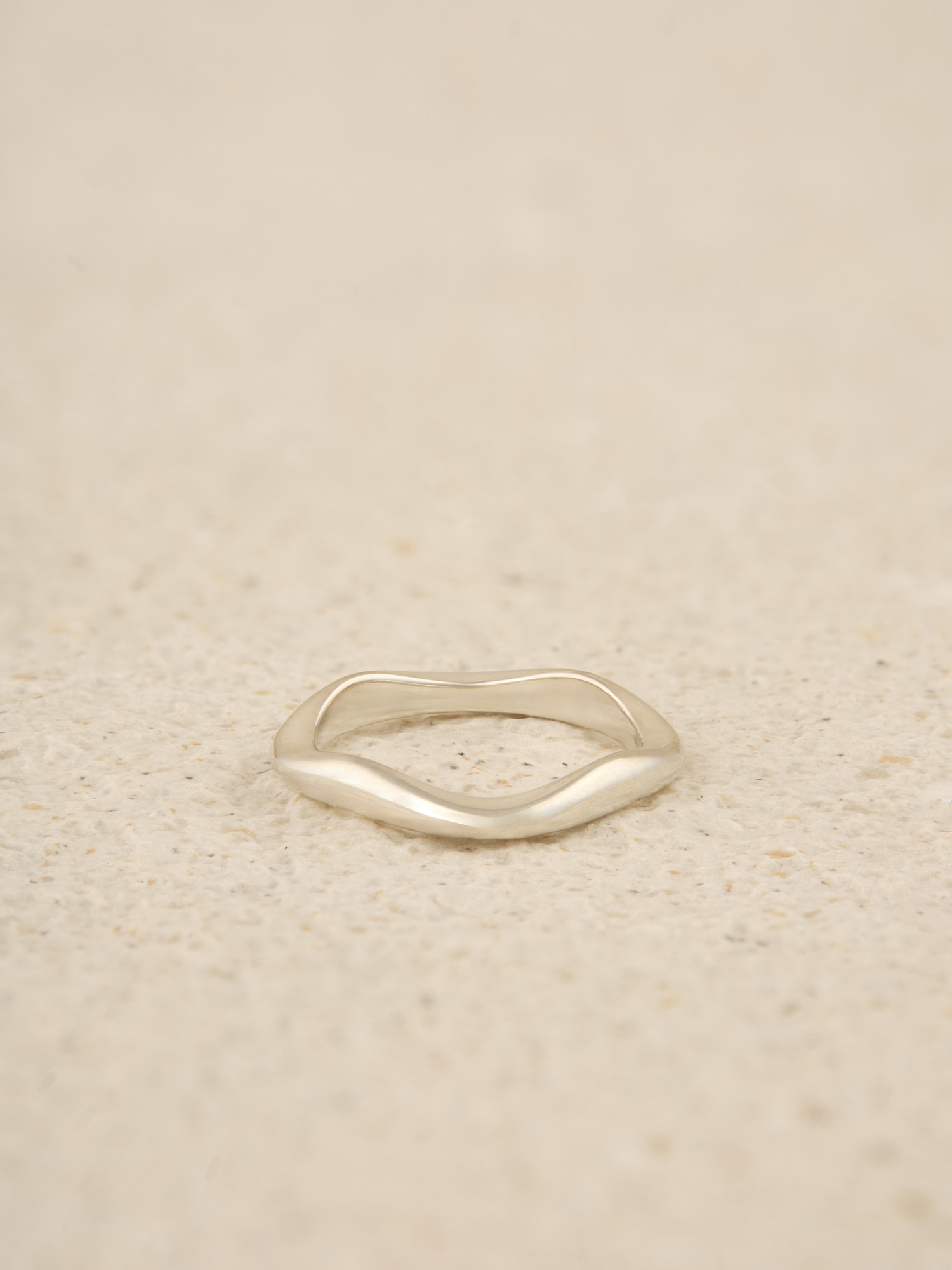 Slim curve ring