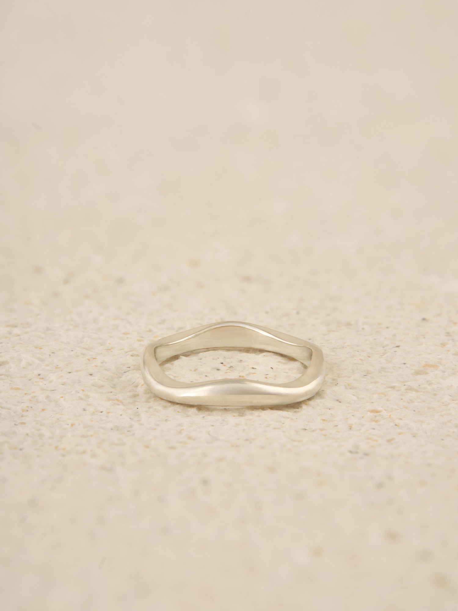 Slim curve ring