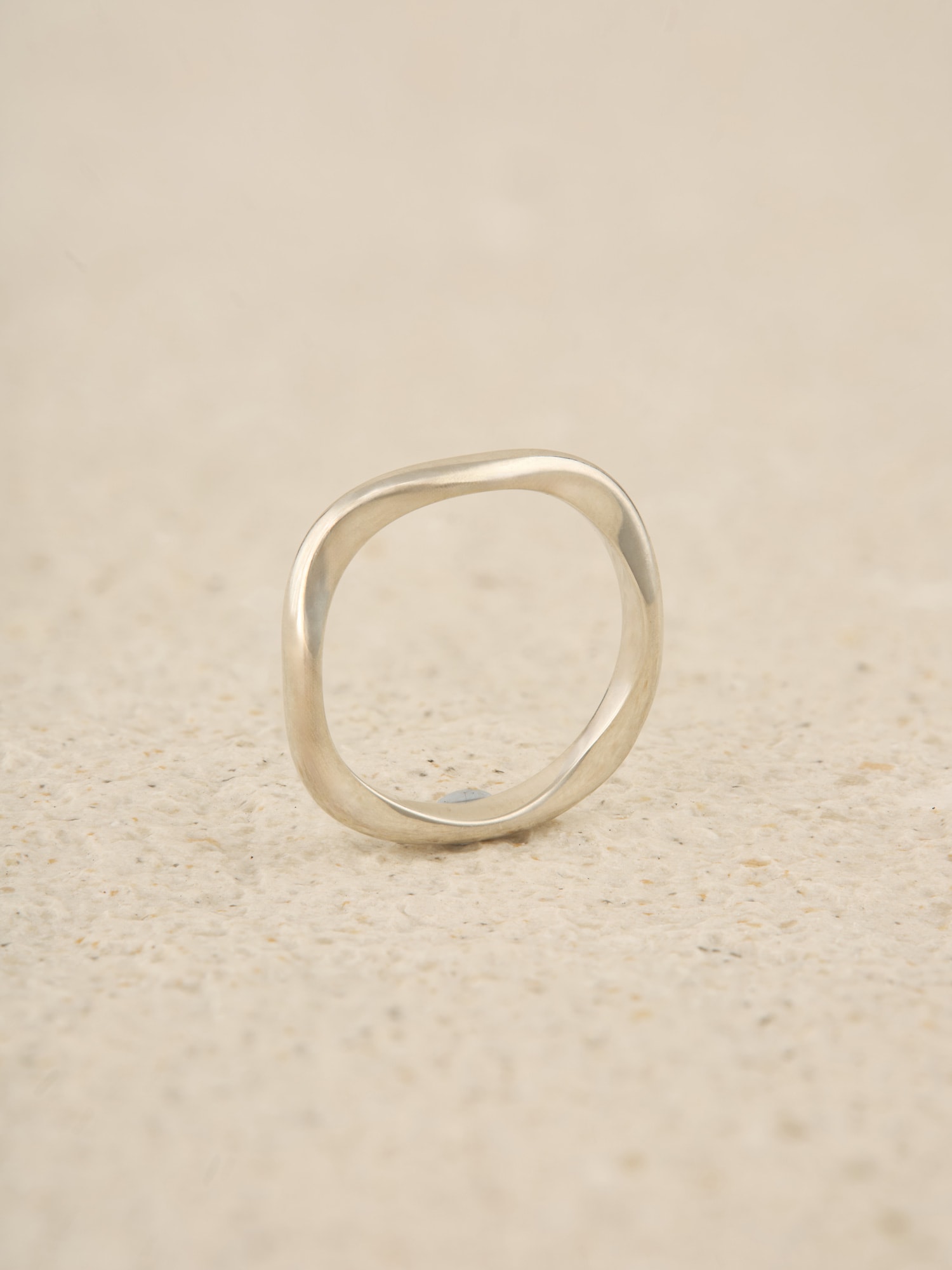 Slim curve ring