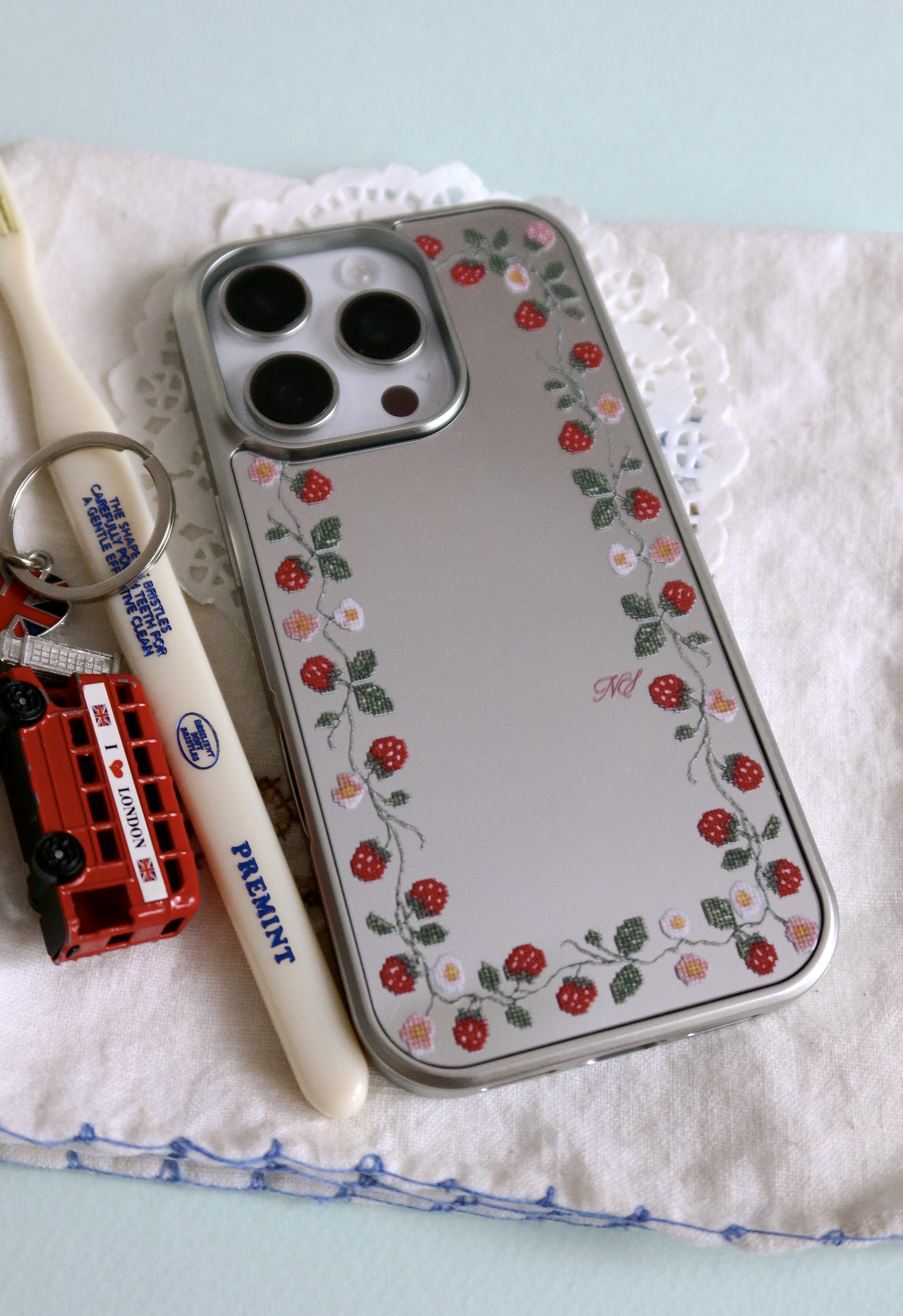 STRAWBERRY VINE SILVER BUMPER CASE (MAGSAFE MIRROR)