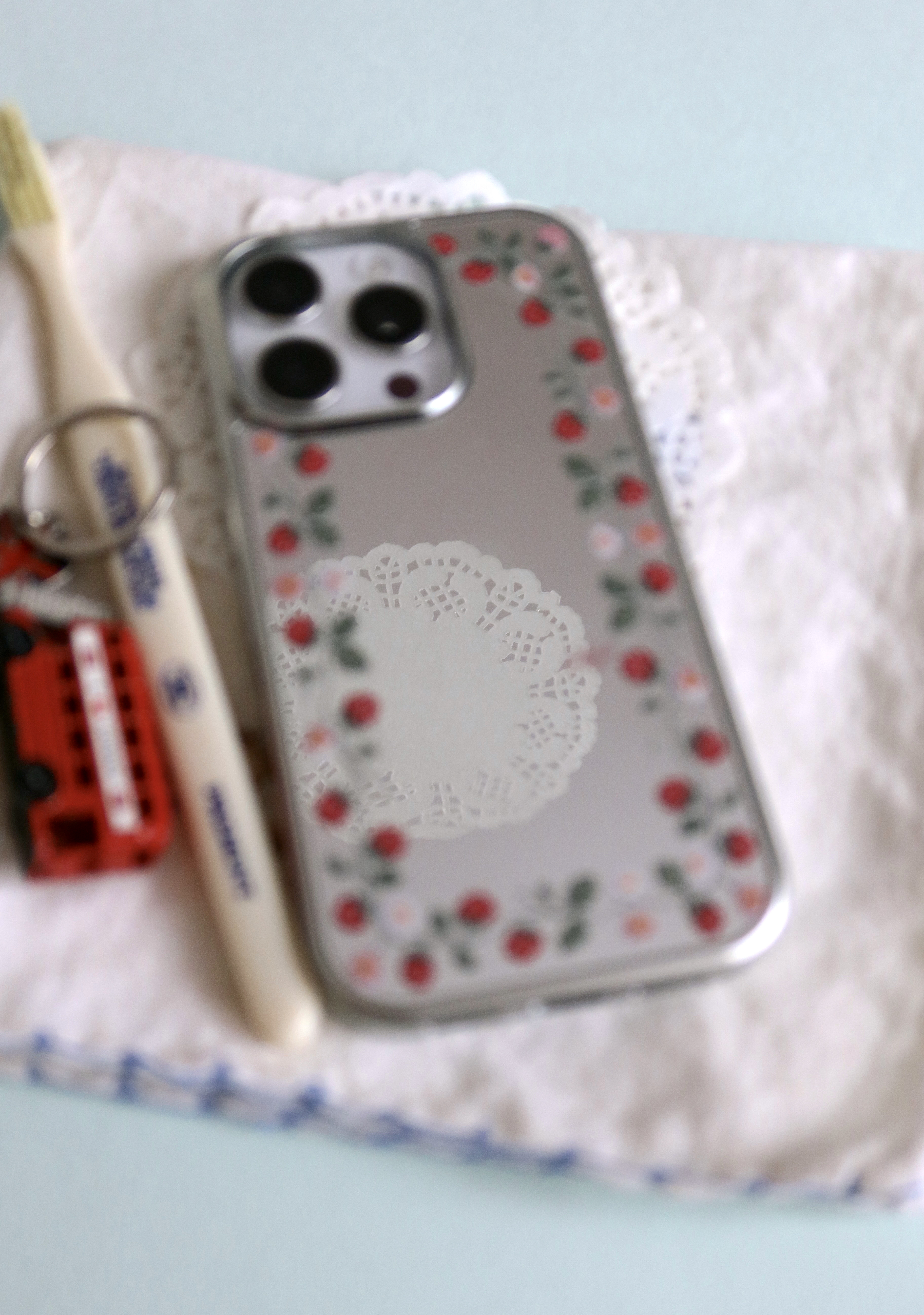STRAWBERRY VINE SILVER BUMPER CASE (MAGSAFE MIRROR)