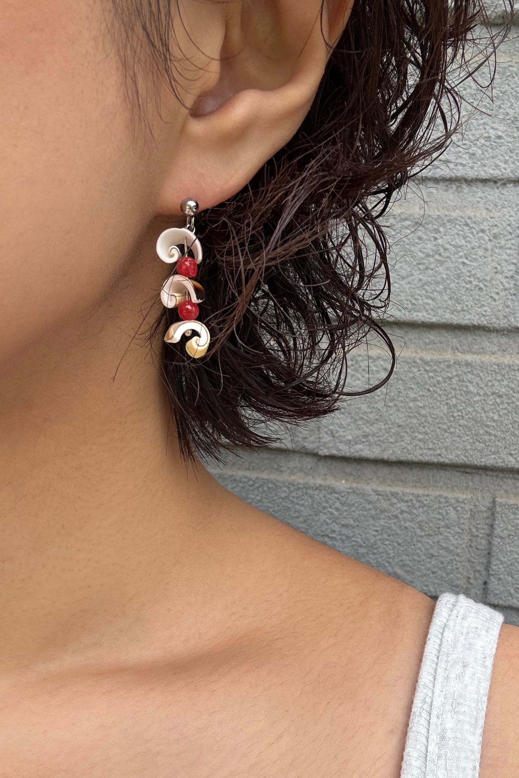 Mini swirl earrings - red