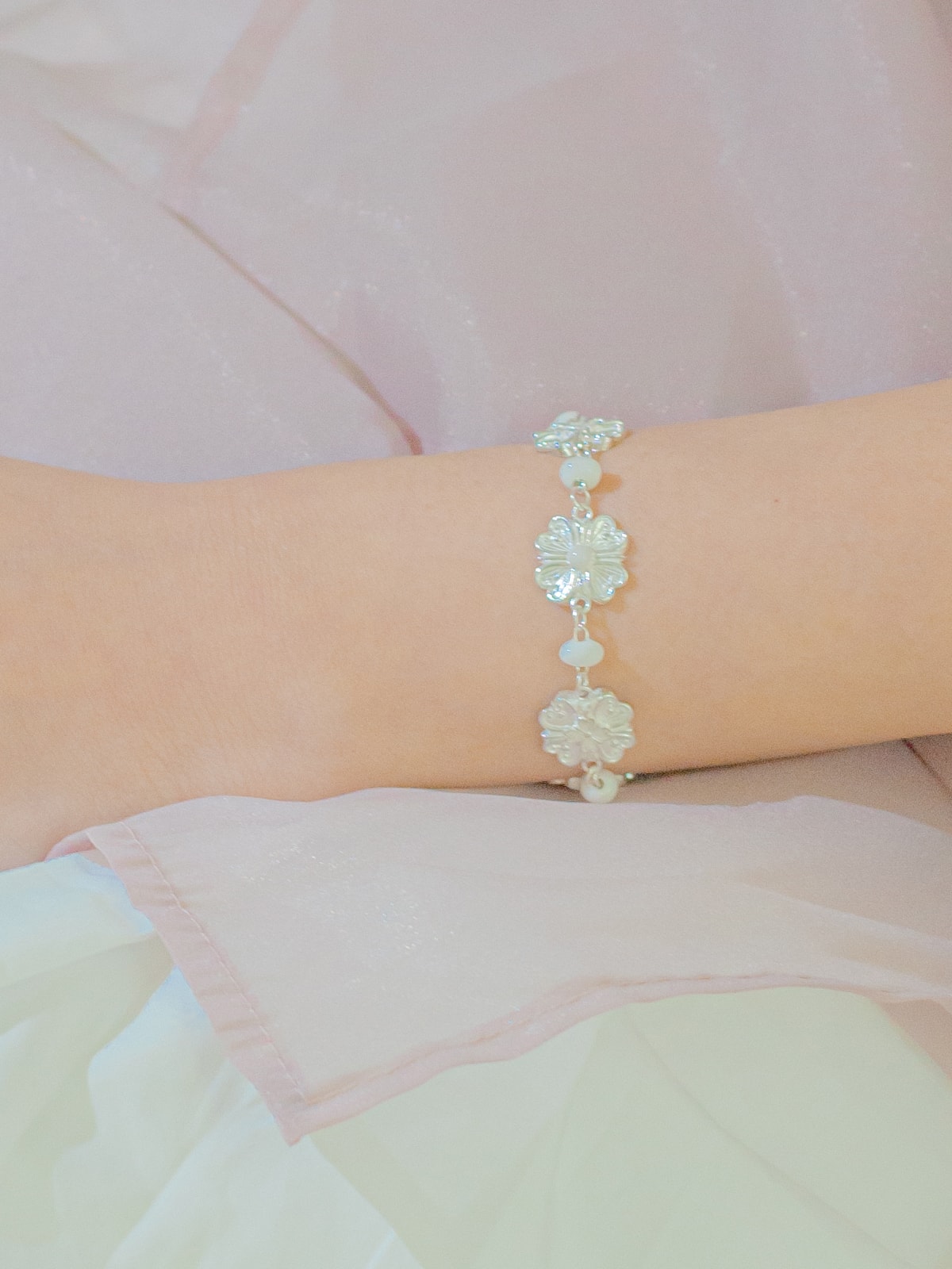 WHITE BLOSSOME BRACELET