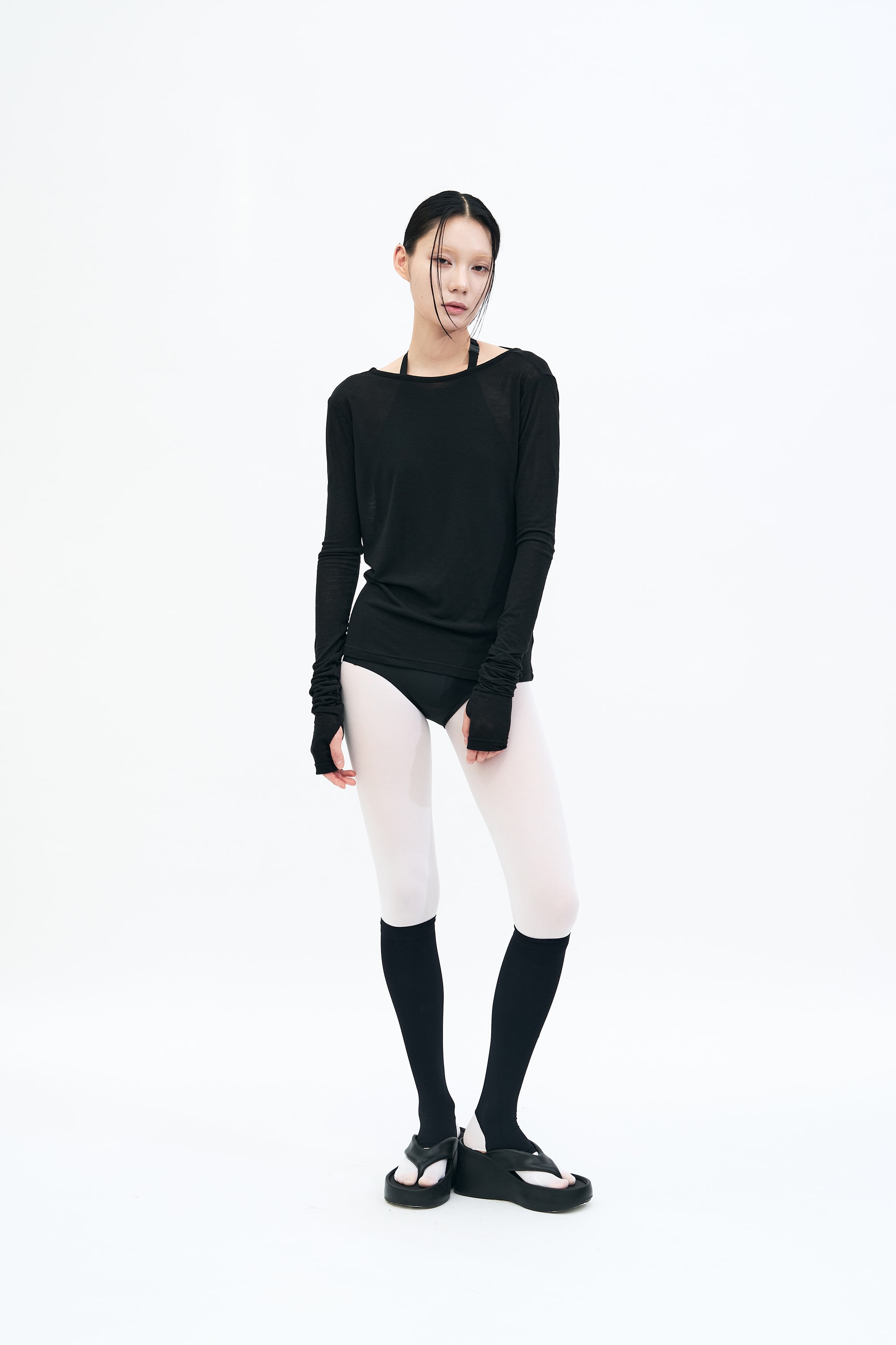 Backless Finger hole Tee _ BLACK
