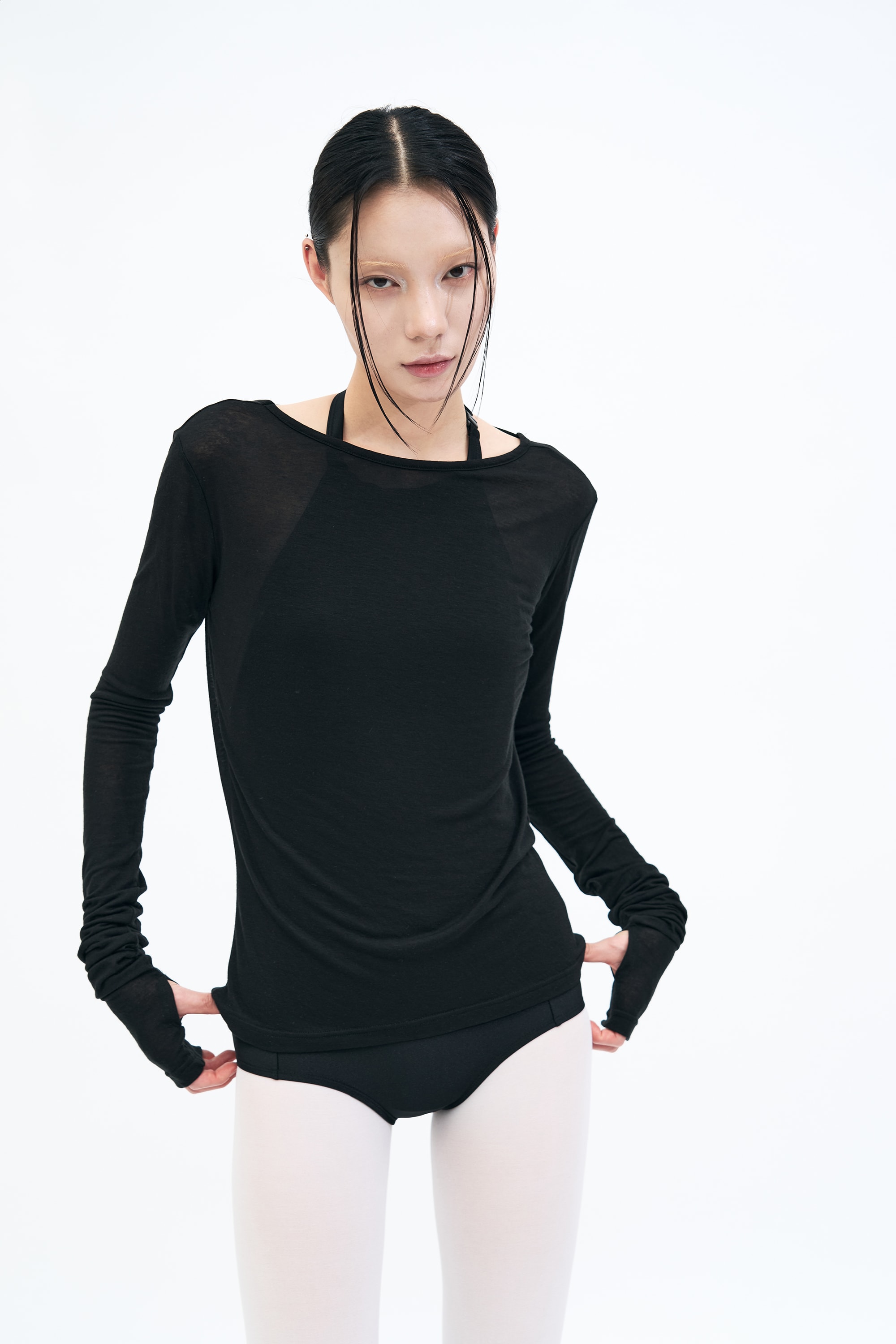 Backless Finger hole Tee _ BLACK