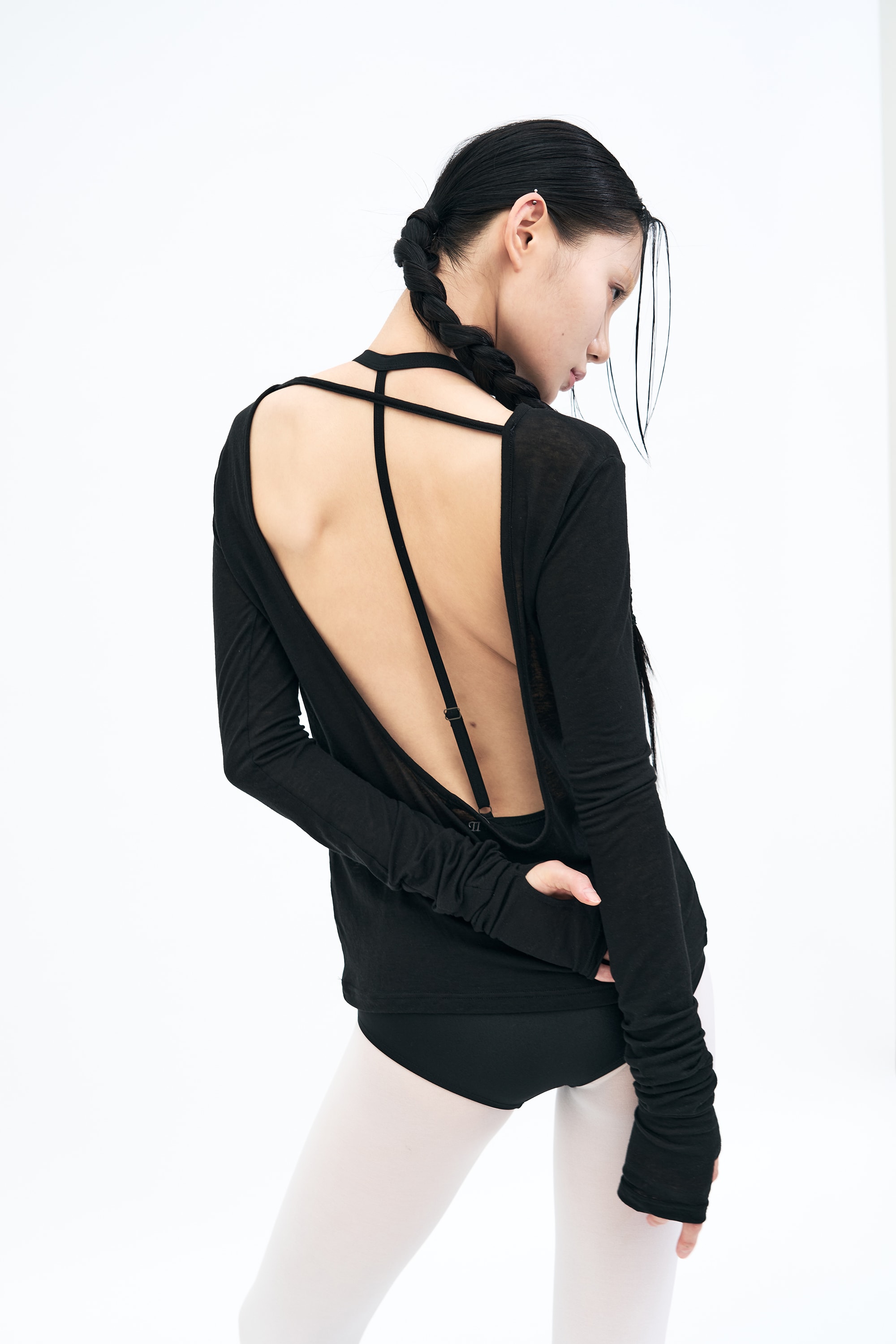 Backless Finger hole Tee _ BLACK