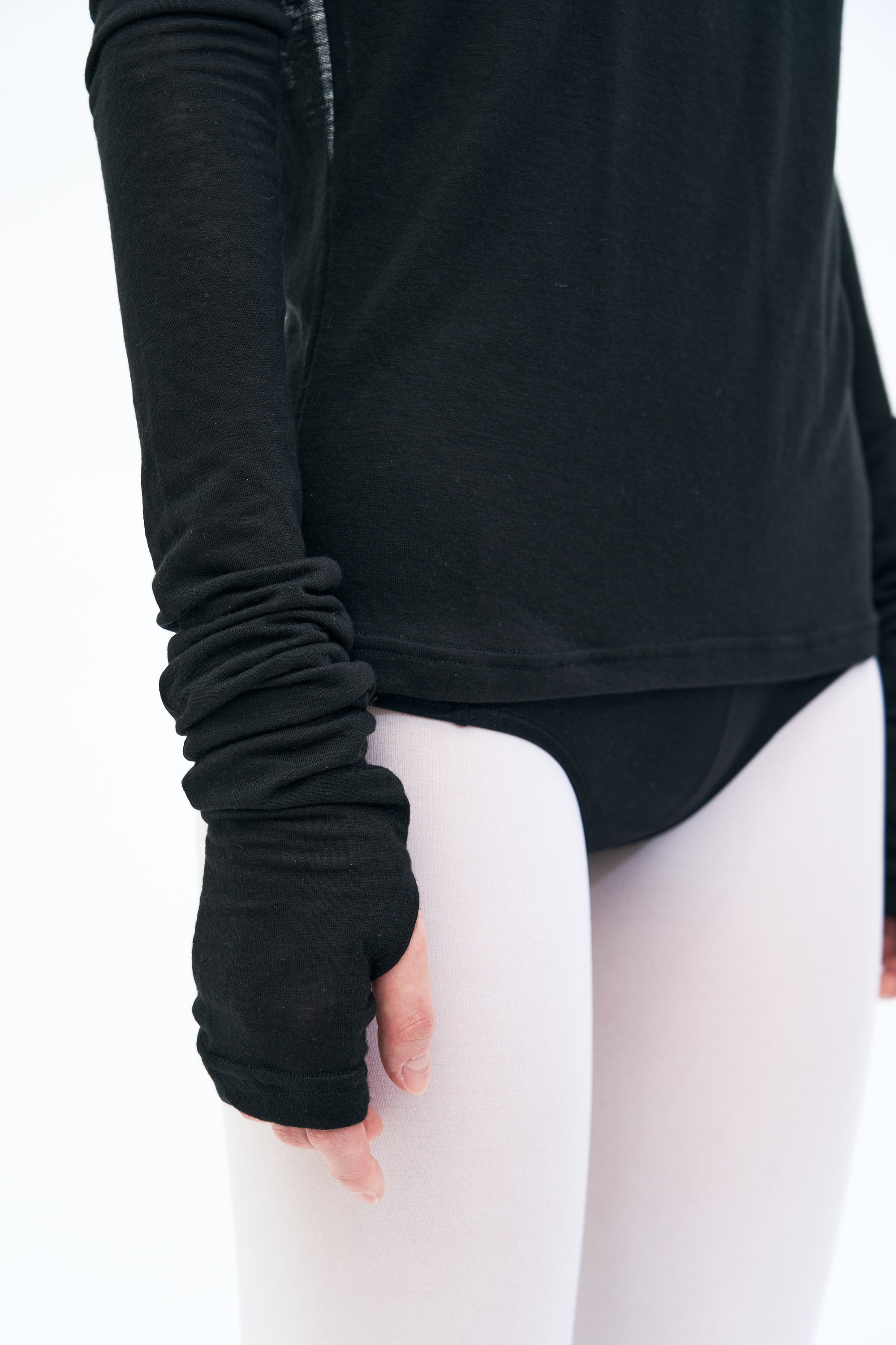 Backless Finger hole Tee _ BLACK