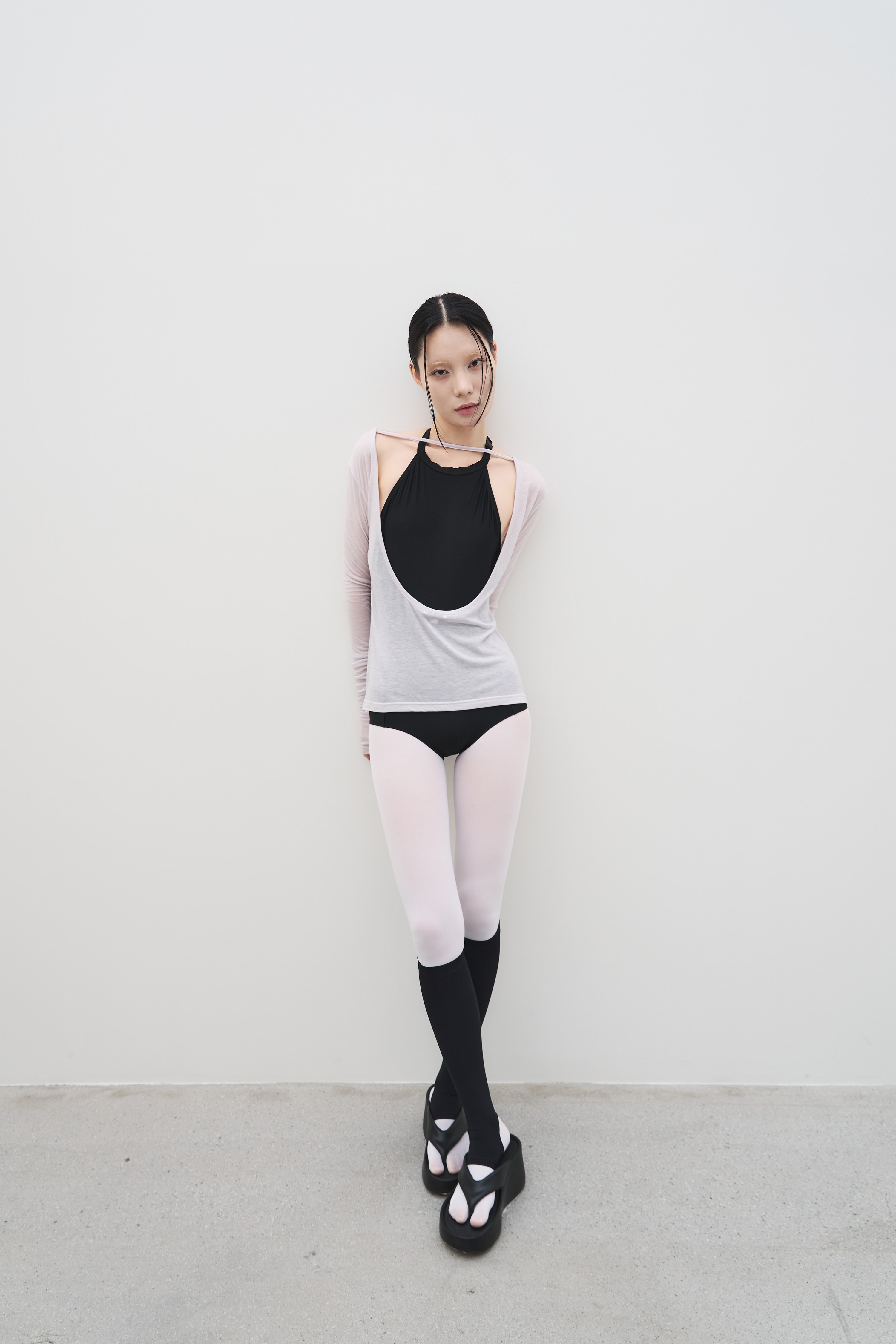 [7차 Reorder]Backless Finger hole Tee _ MIST PINK
