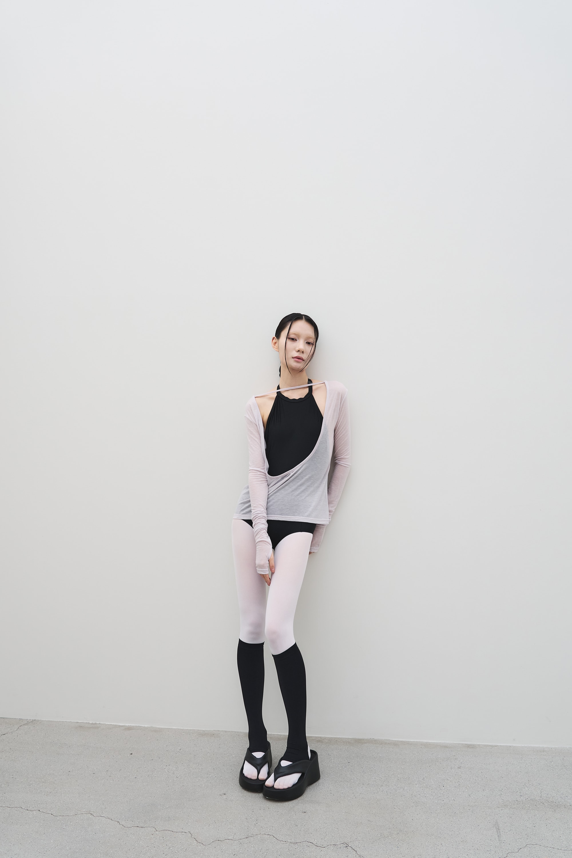 [7차 Reorder]Backless Finger hole Tee _ MIST PINK
