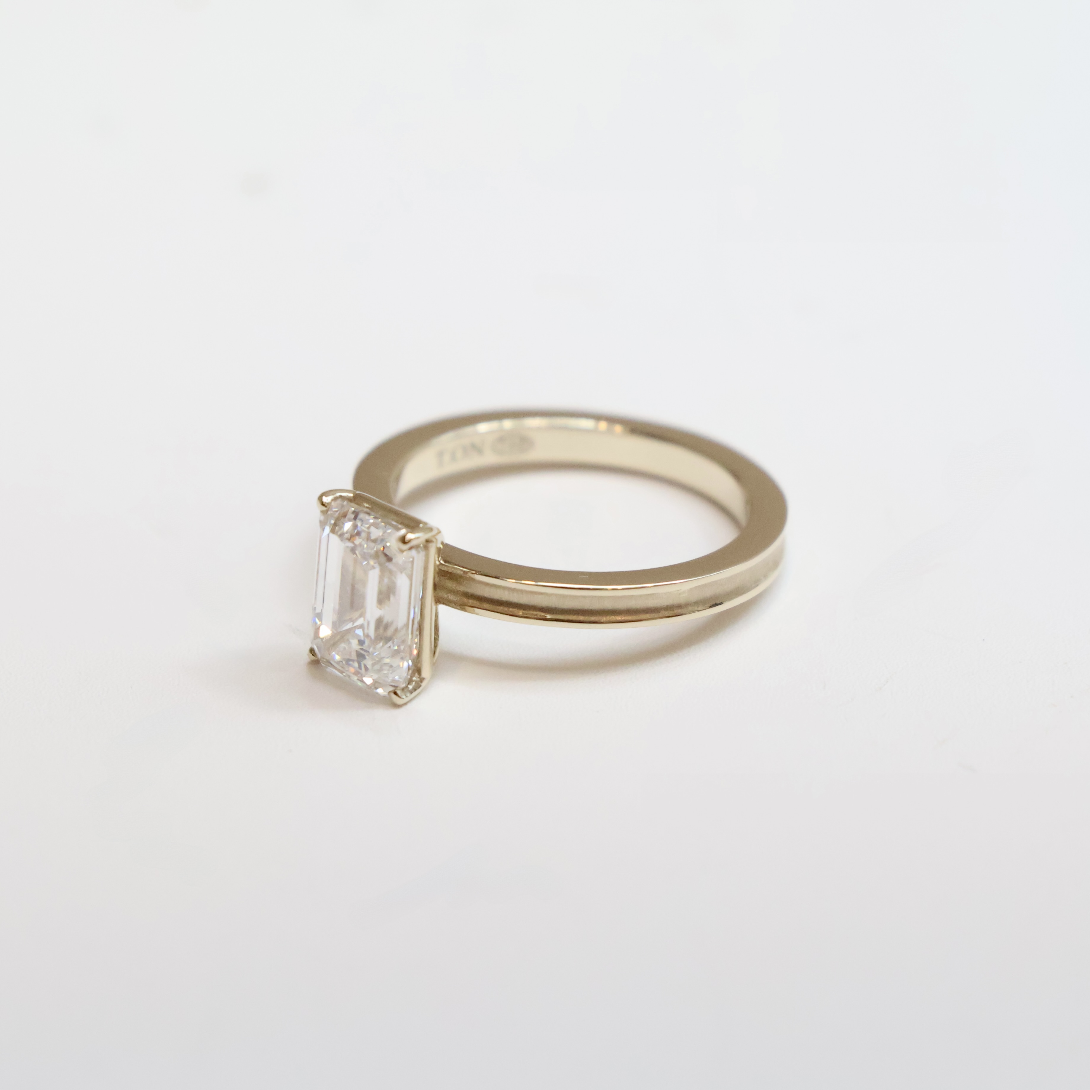 Shine Emeraldcut ring(2ct Lab diamond)