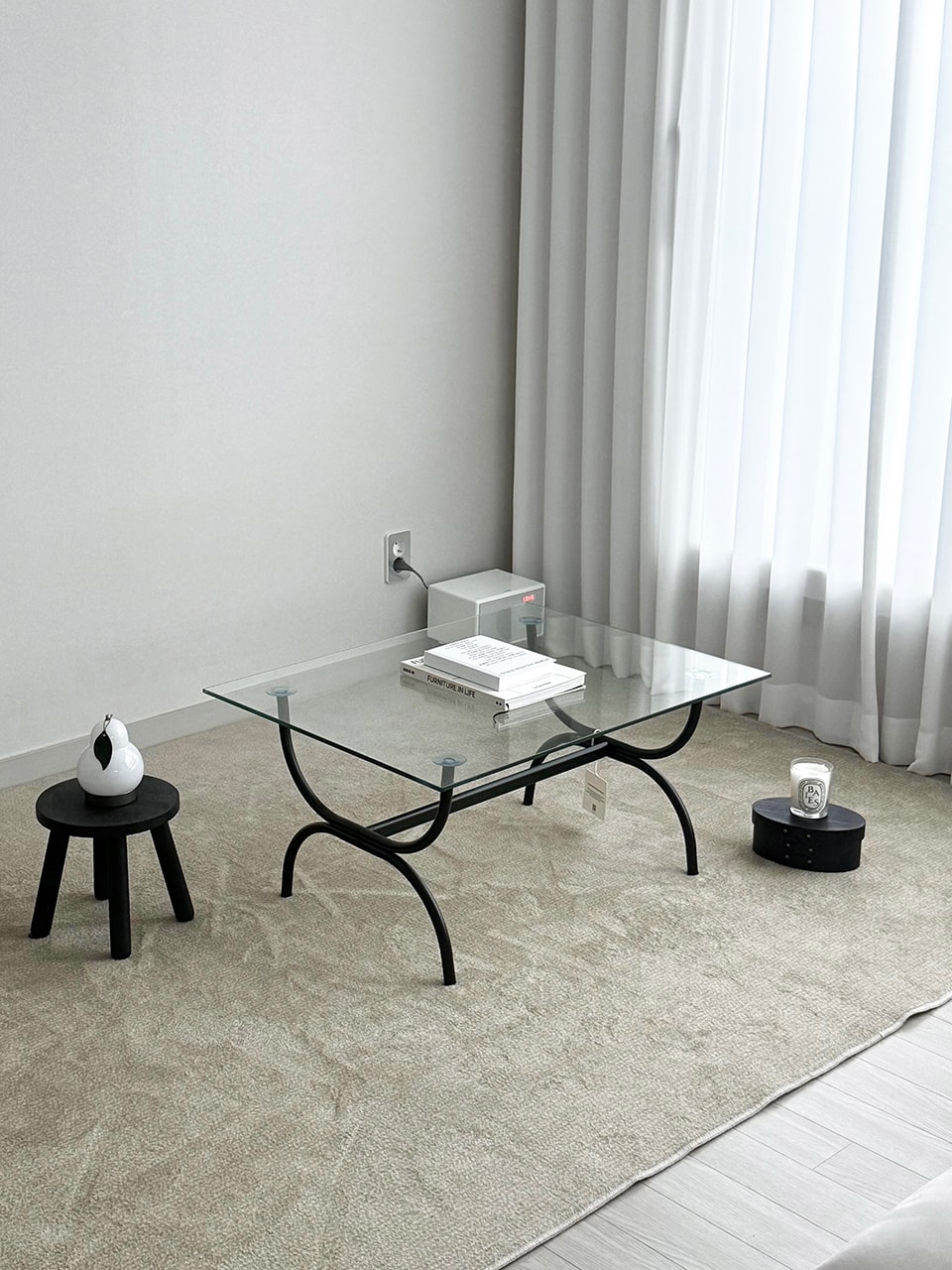 Orbit glass curve table (오르빗 글래스 커브 테이블)