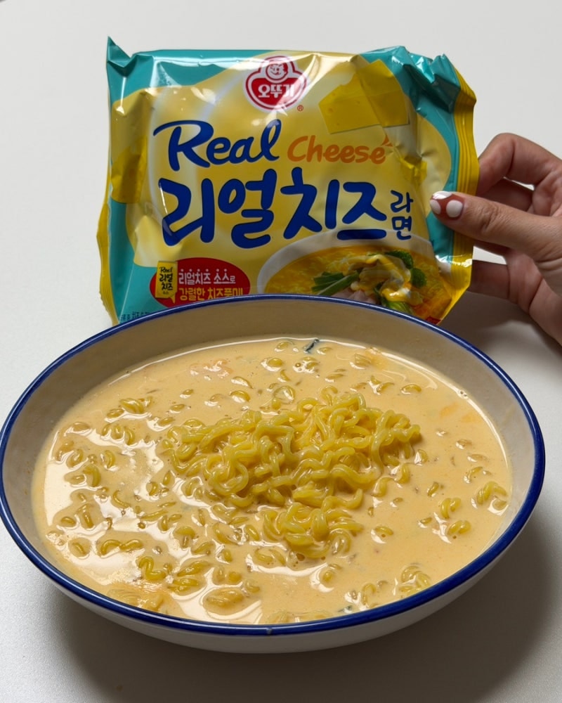 오뚜기 리얼치즈라면 패키지와 우유로 끓인 라면