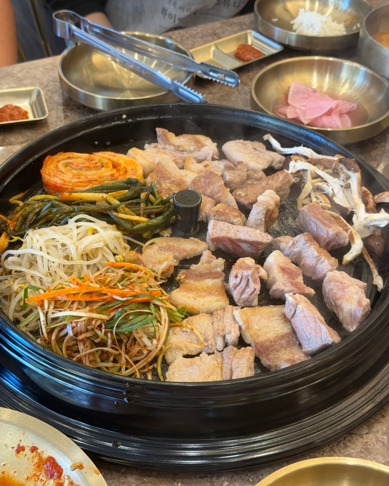 송도실비 삼겹살과 목살, 김치와 채소를 함께 굽는 불판